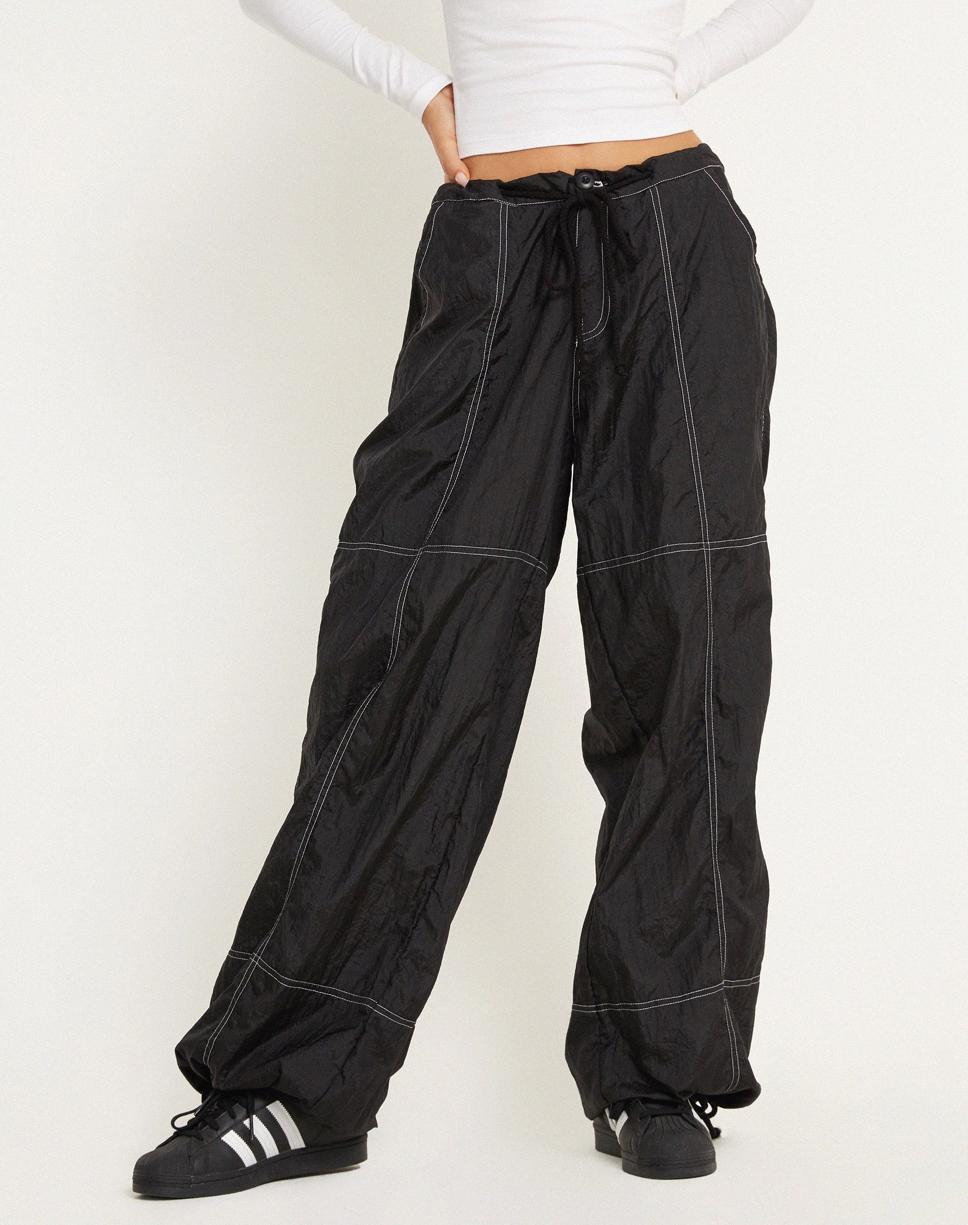 Abbildung der Phil Low Waist Trouser in Schwarz mit weißer Steppnaht