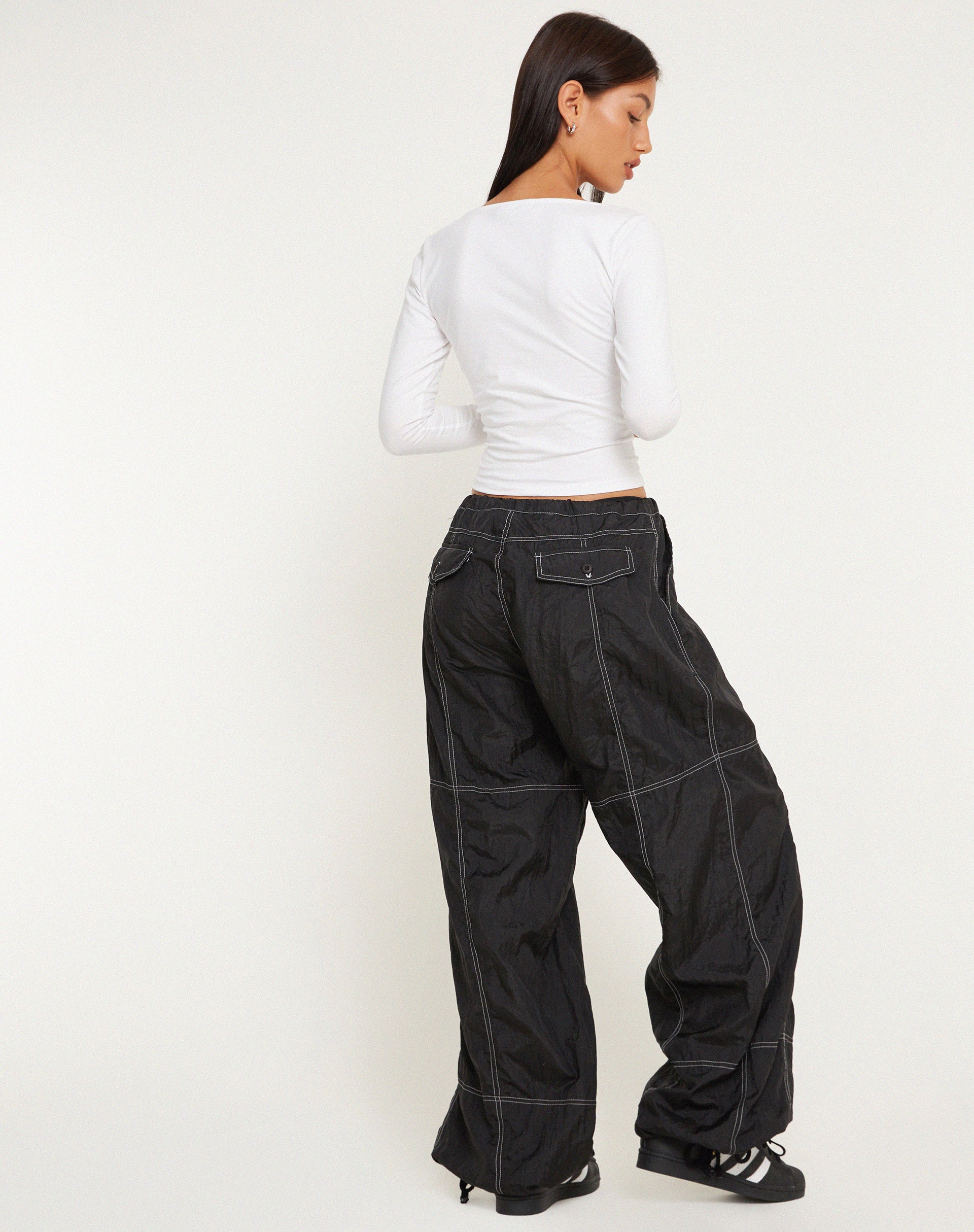 Abbildung der Phil Low Waist Trouser in Schwarz mit weißer Steppnaht
