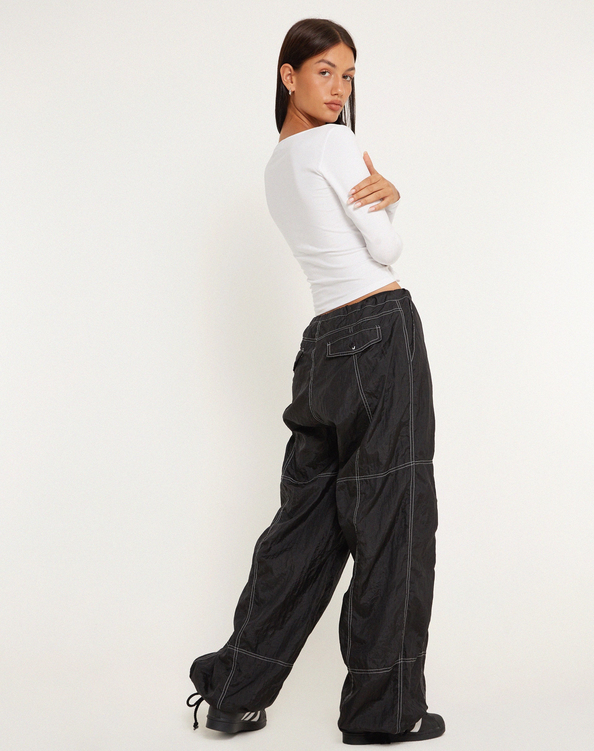 Abbildung der Phil Low Waist Trouser in Schwarz mit weißer Steppnaht