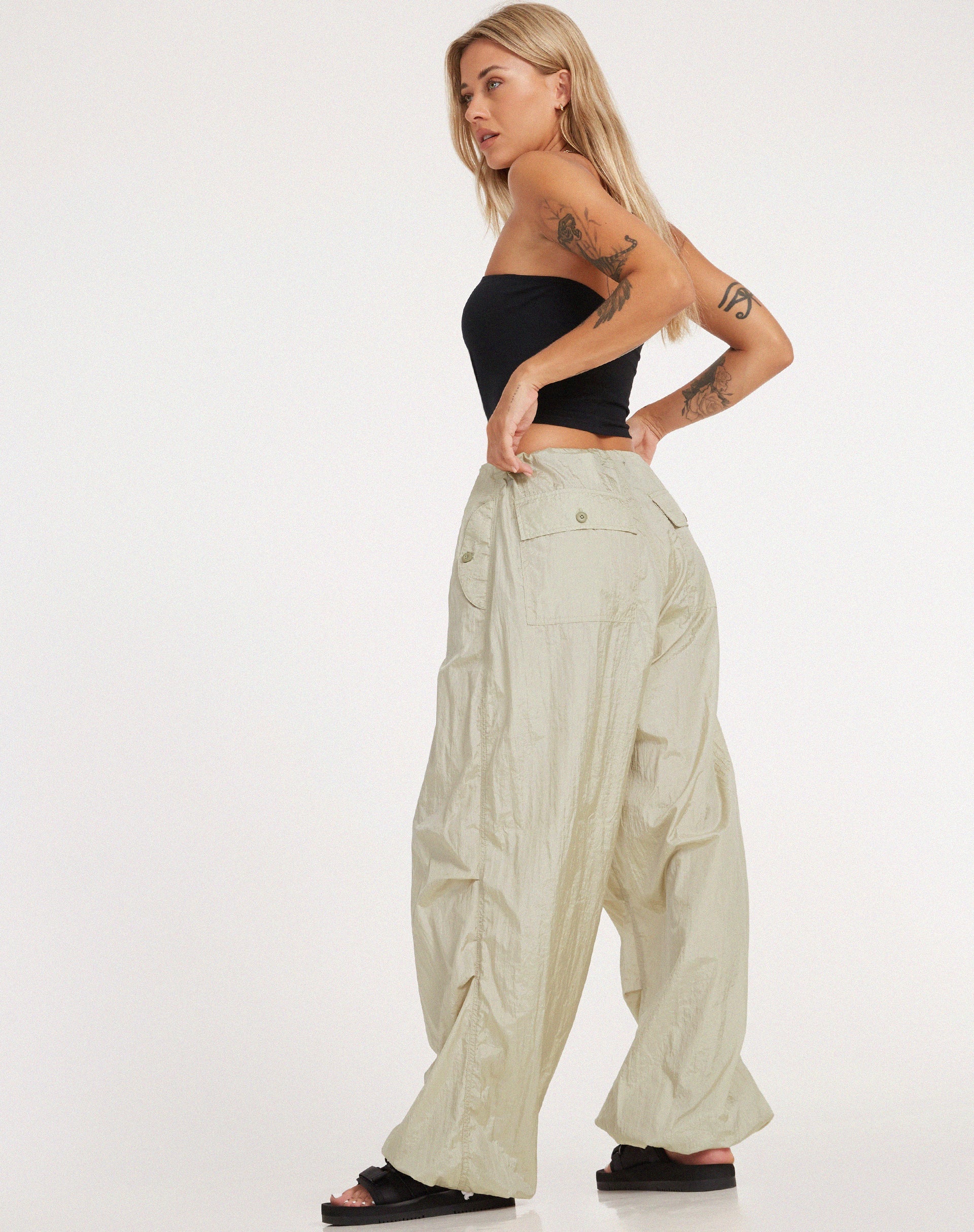 Bild von Chute Trouser in Parachute Almond Milk