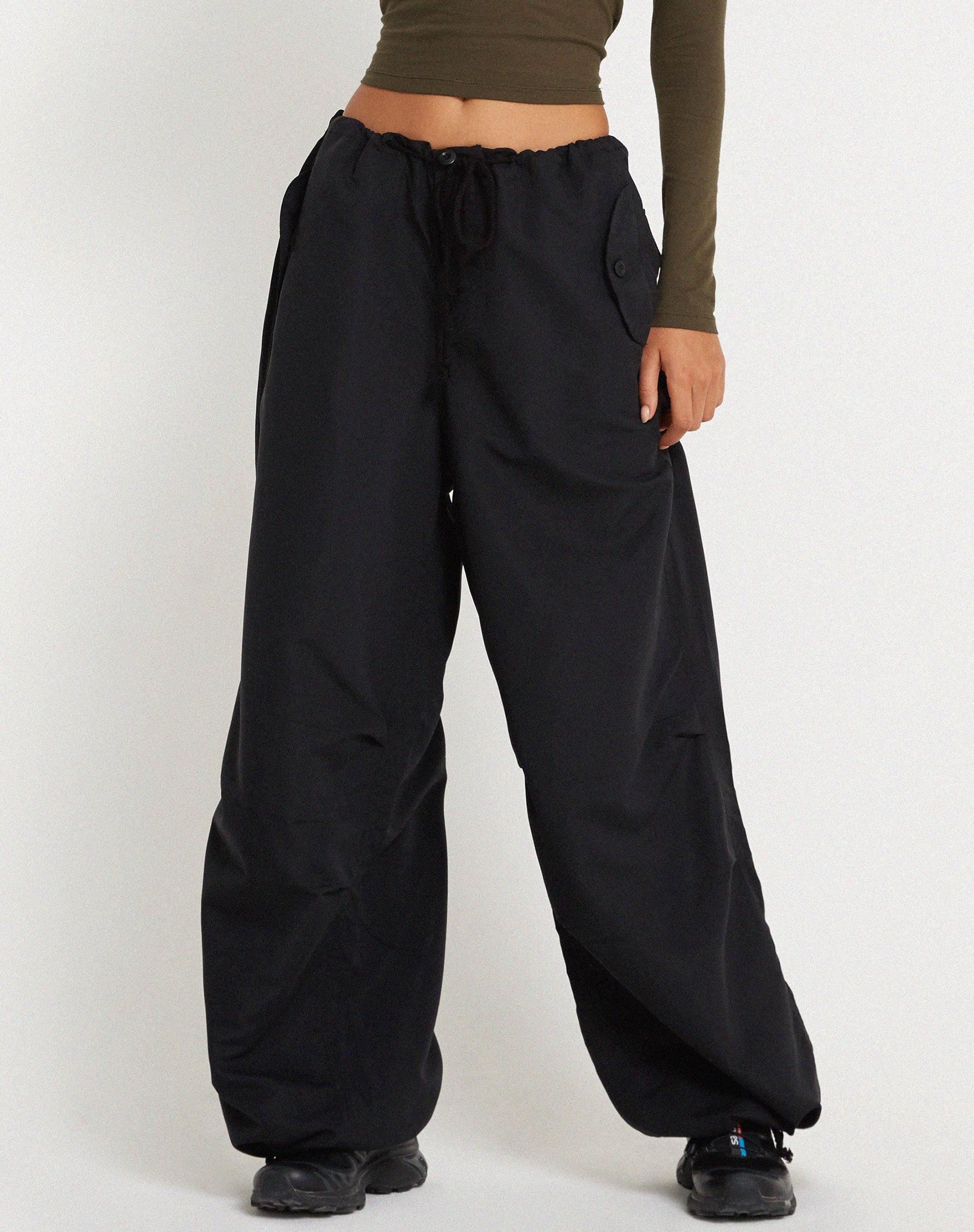 Abbildung der Chute Trouser aus Mikrofaser Schwarz