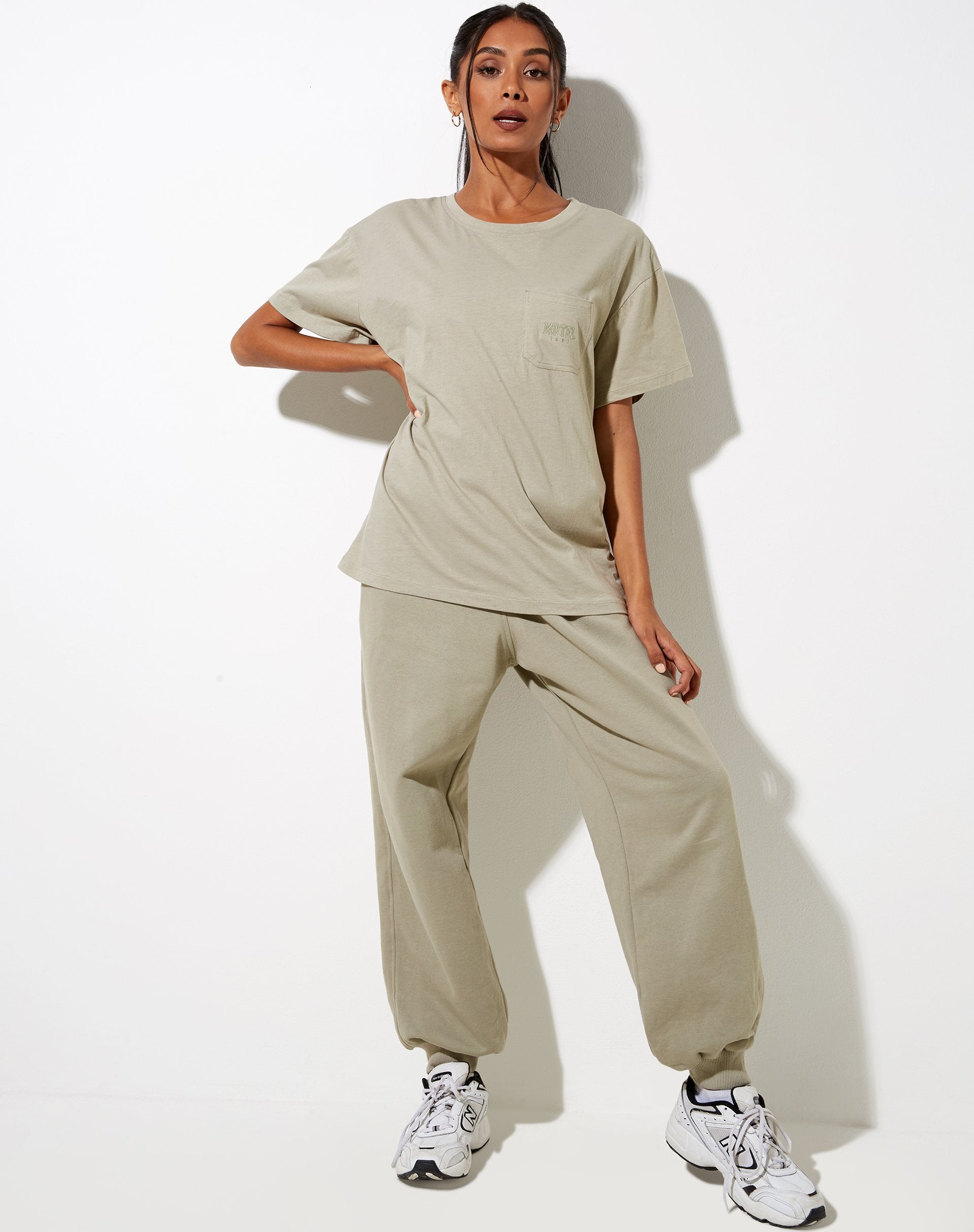 Bild von Cloete Tee in London Fog Motel 1997 Stickerei