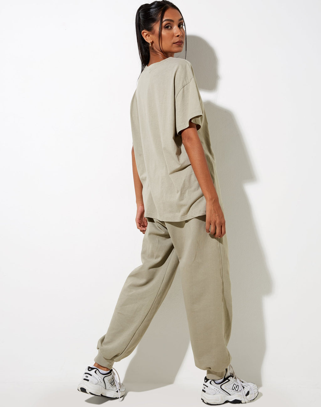Cloete Tee in London Fog Motel 1997 Stickerei