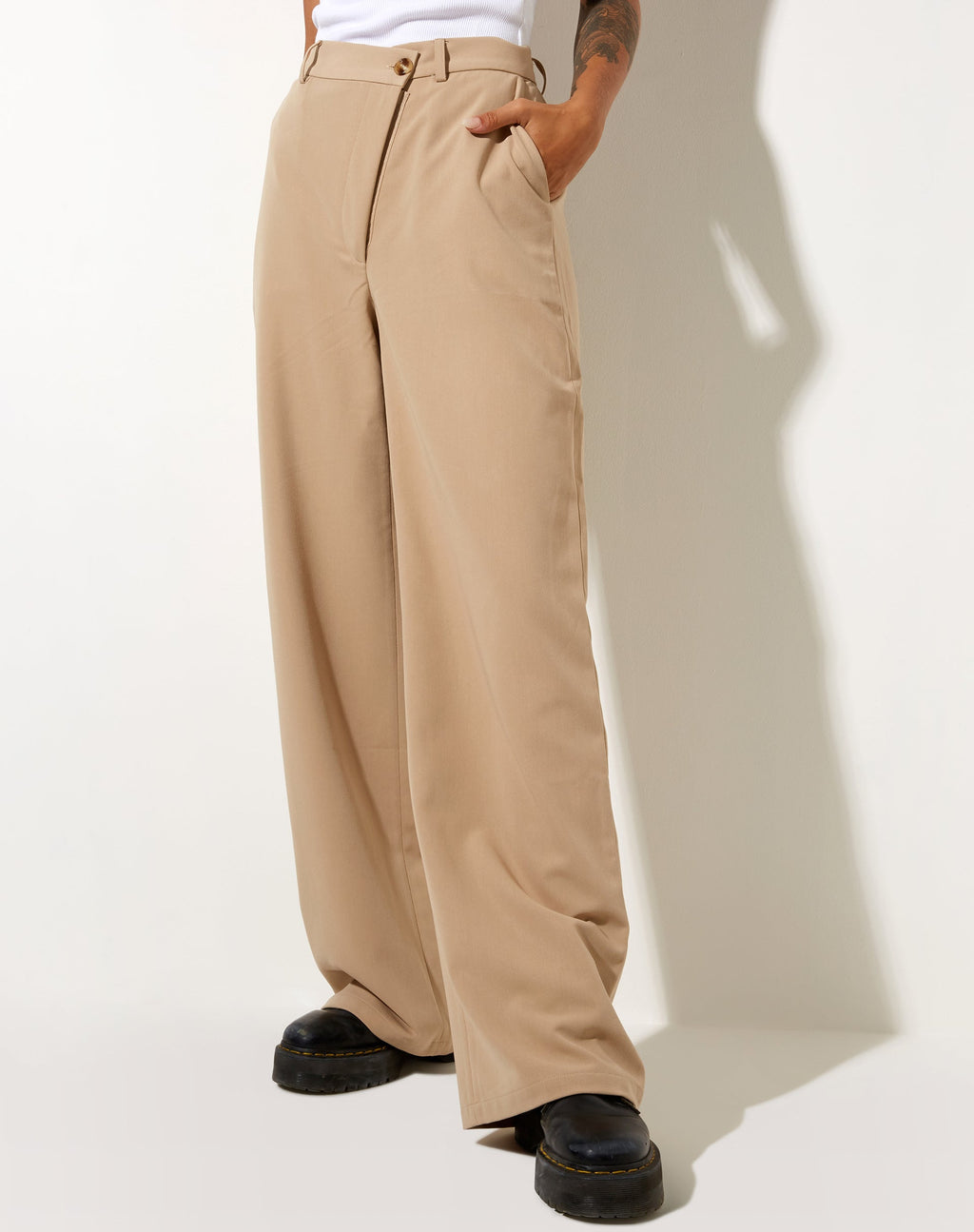 Corby-Hose in Tailoring Tan