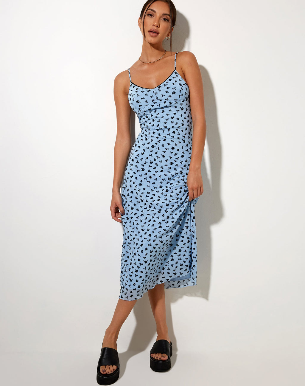 Cotina Midikleid in Blau Blütenknospen Schwarzer Flock