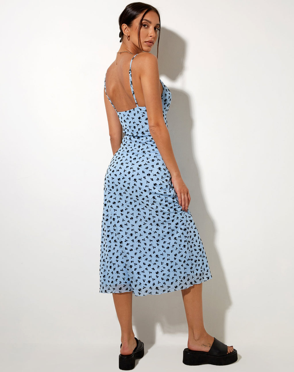 Cotina Midikleid in Blau Blütenknospen Schwarzer Flock