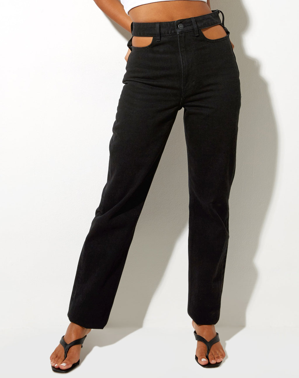 Ausgeschnittene Straight Leg Jeans in schwarzer Waschung