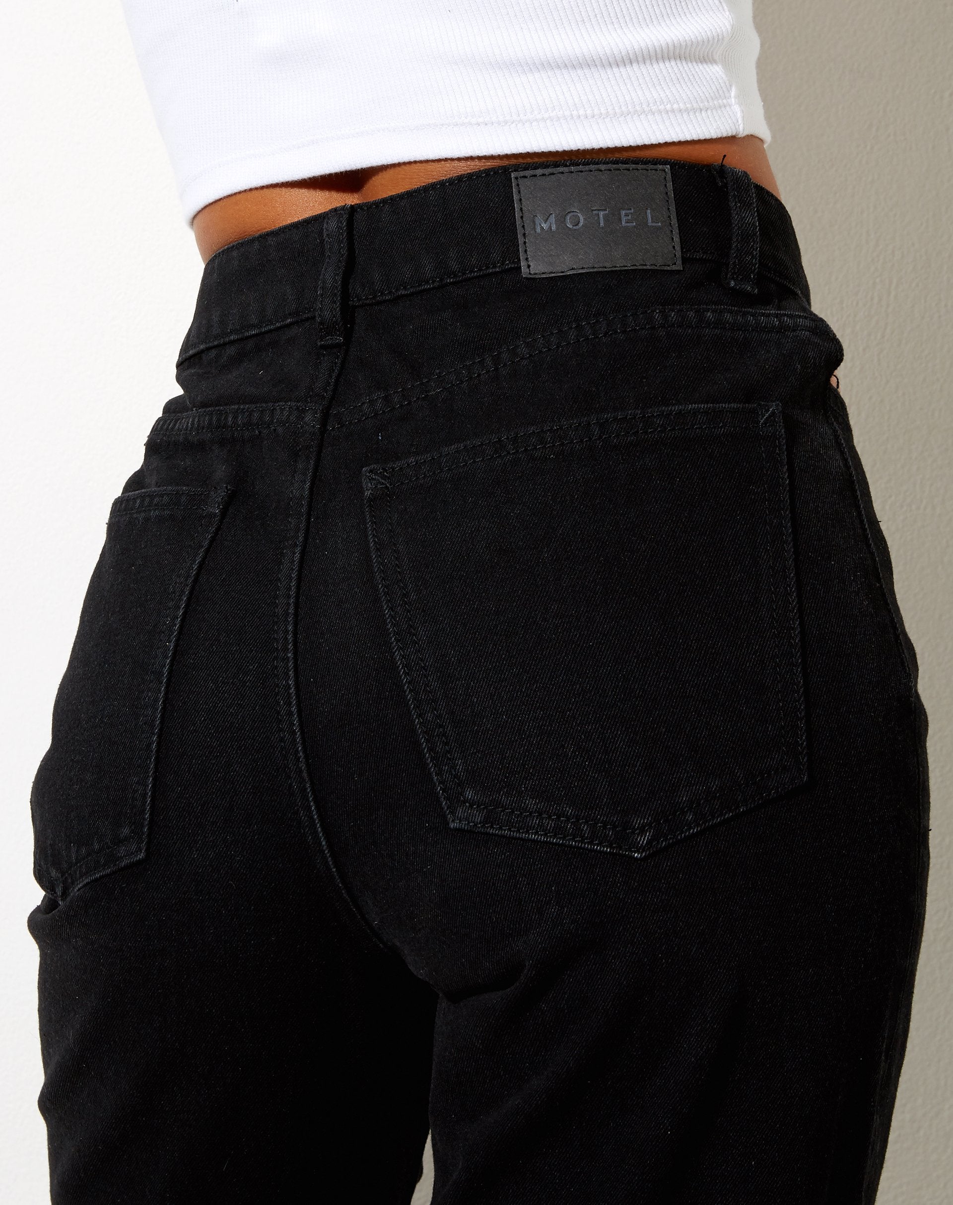 Bild von Cut Out Straight Leg Jean in Black Wash