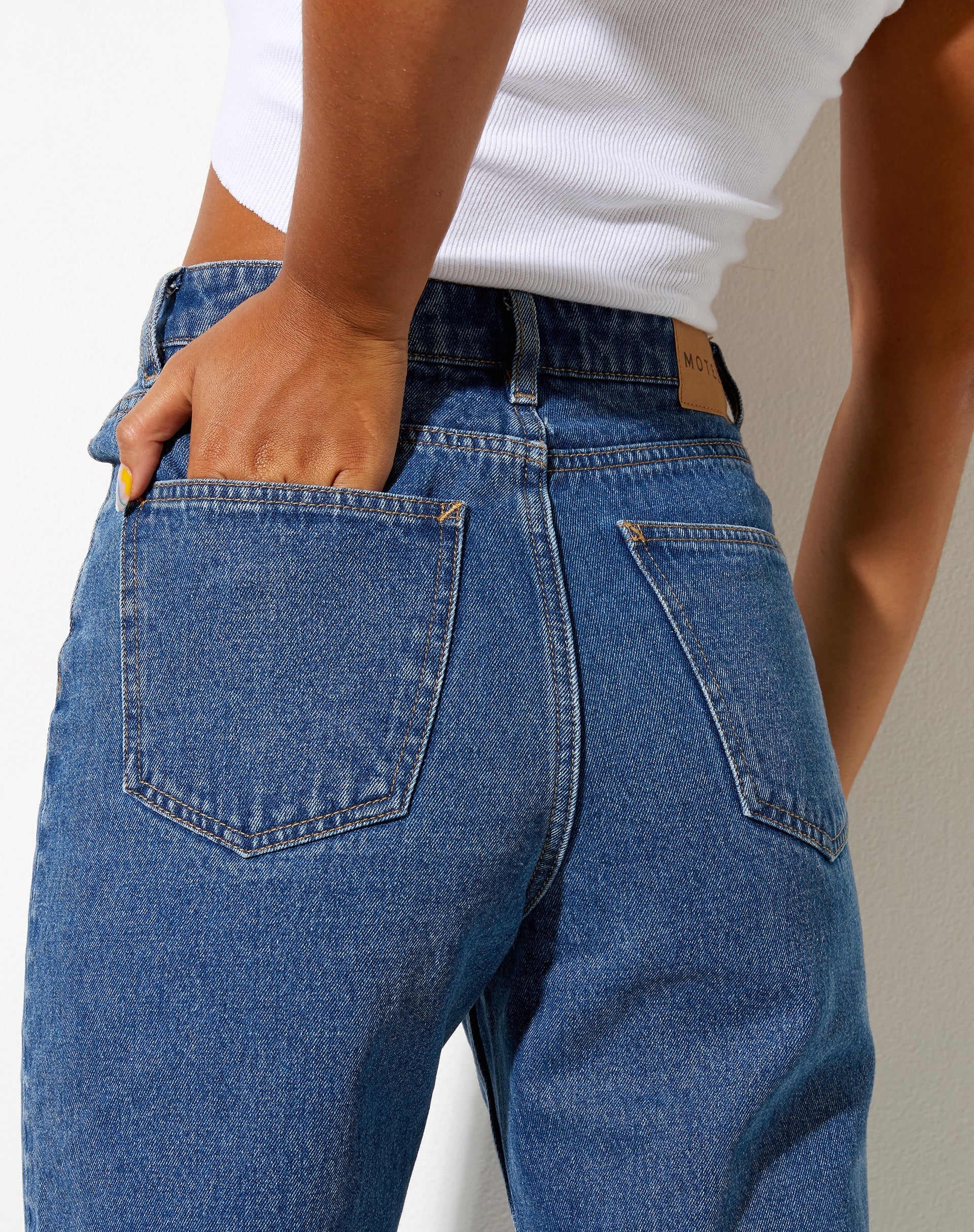 Bild von Cut Out Straight Leg Jean in Mid Wash