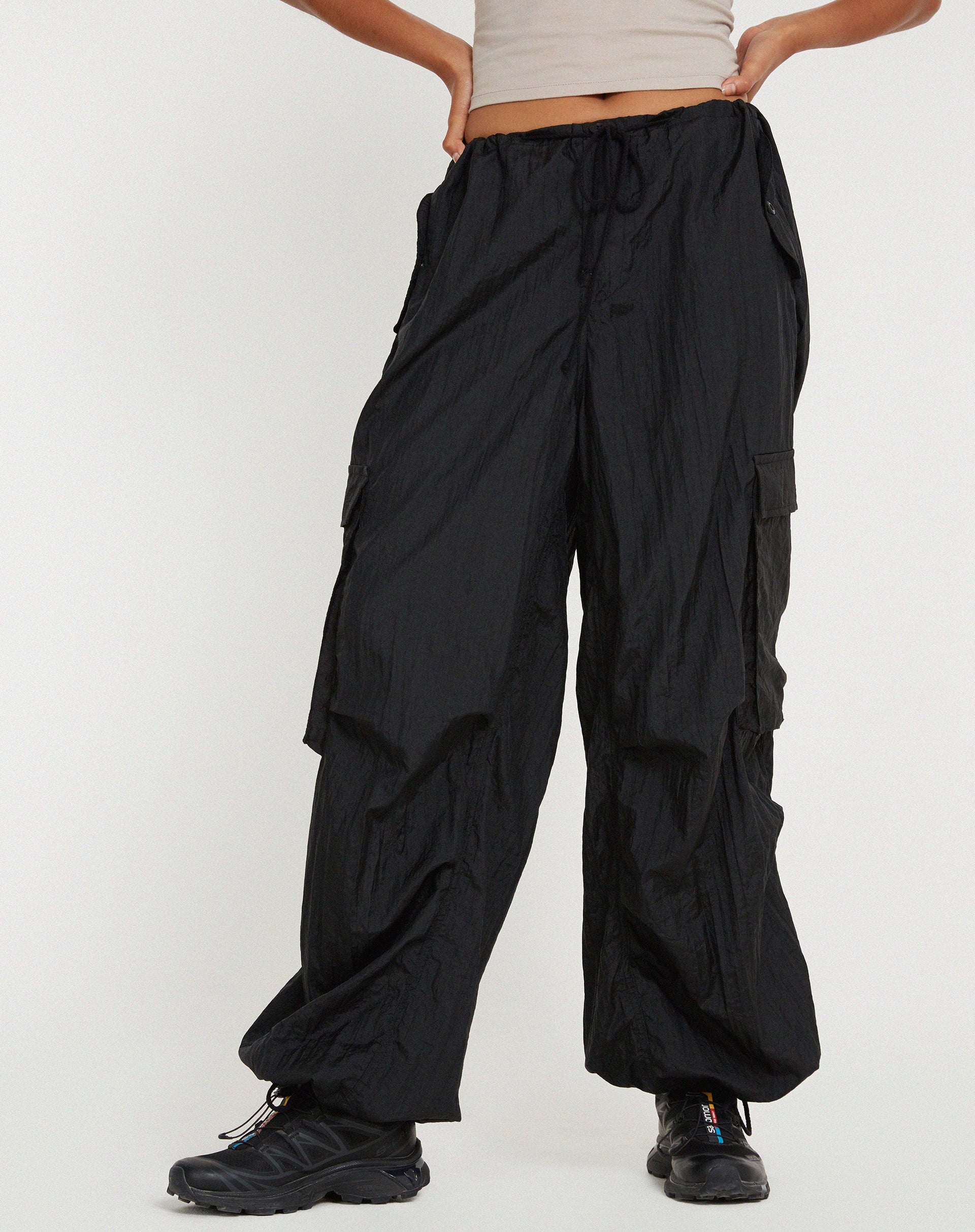 Bild von Cuties Wide Leg Cargo Trouser in Schwarz