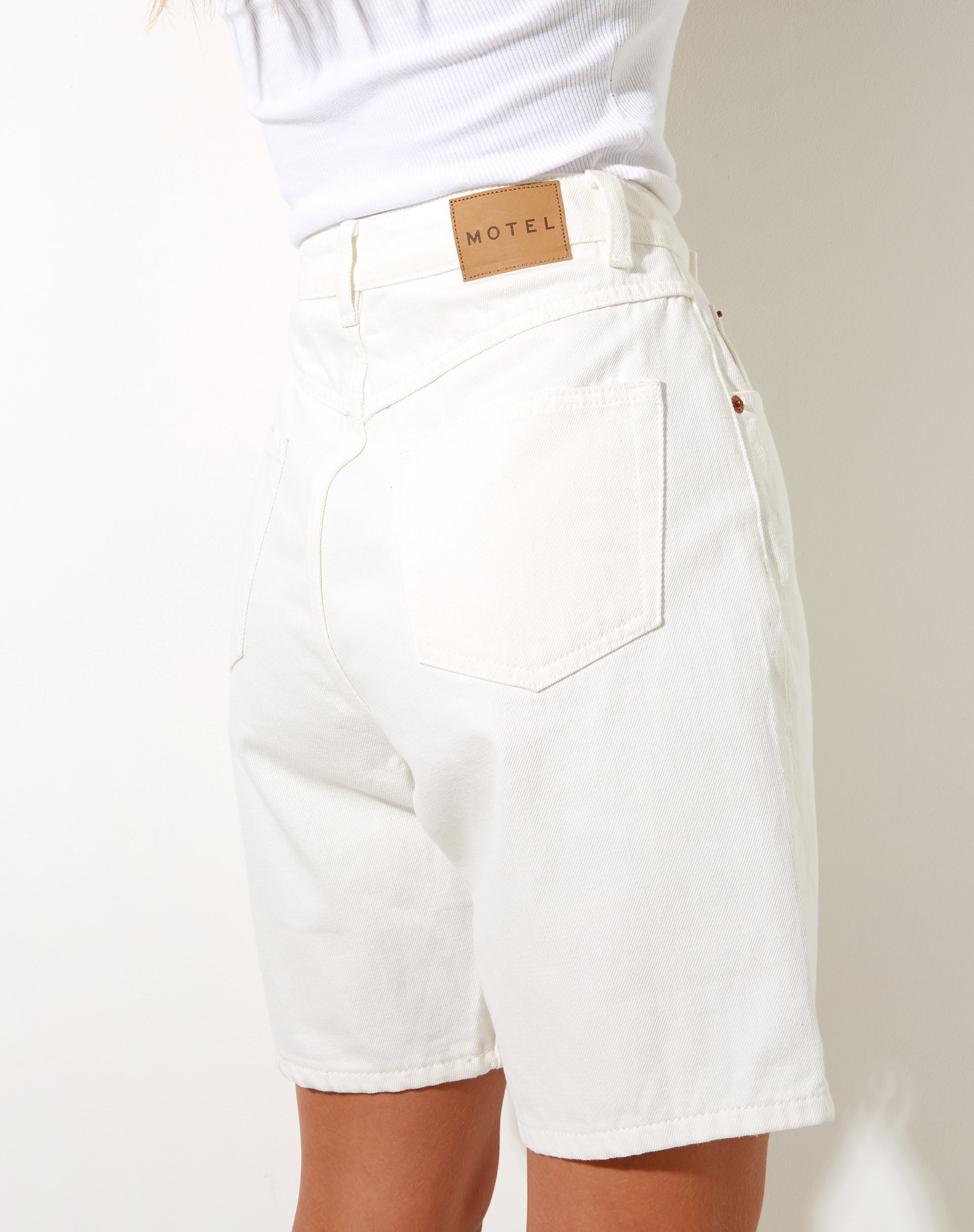 Bild von Dad Denim Short in weißer Wäsche