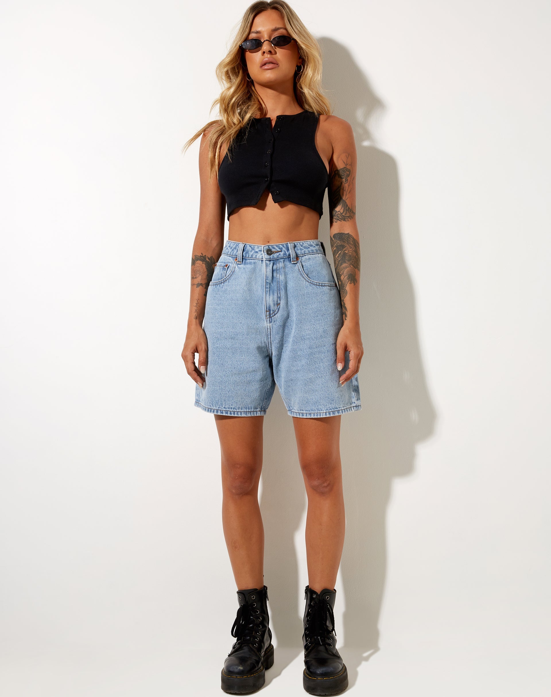 Image of Dad Denim Short in Tonal Light Wash Blau