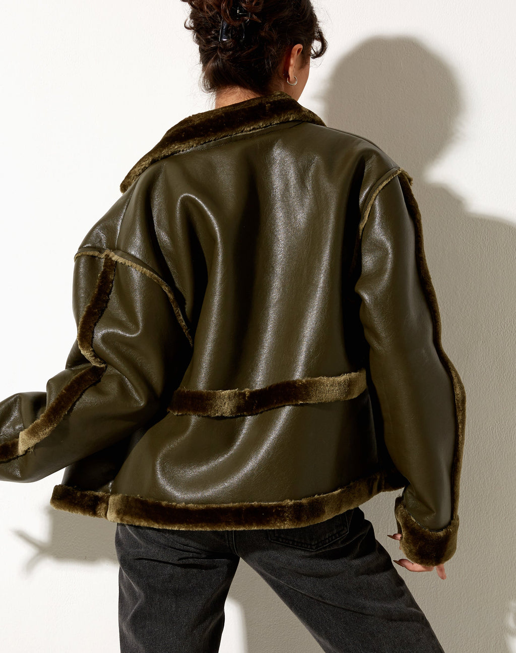 Dagna Jacke in PU Dunkel-Olive