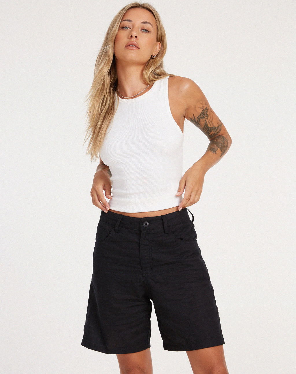 Della Shorts in Schwarz