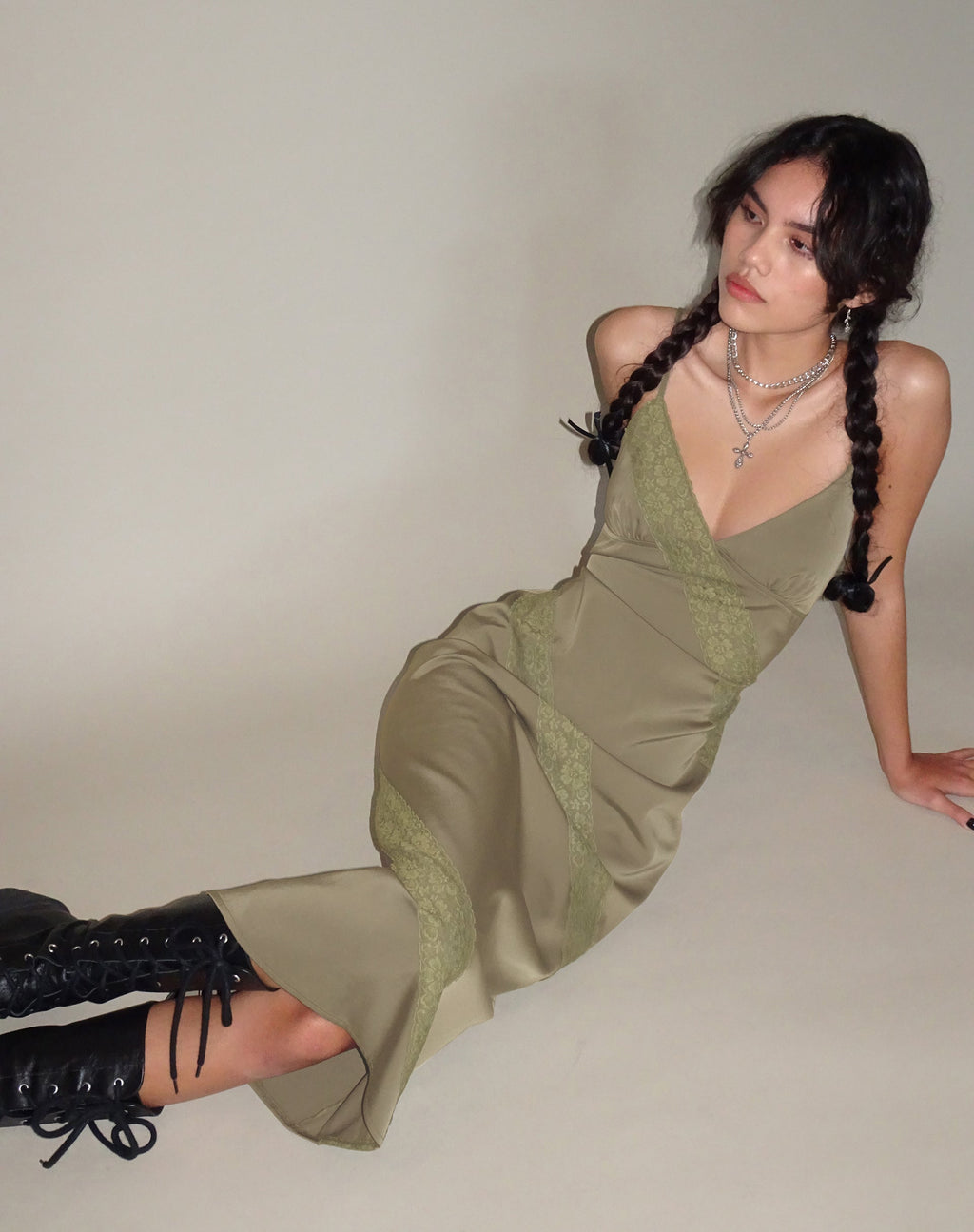 Deonne Midikleid aus Satin Avocado