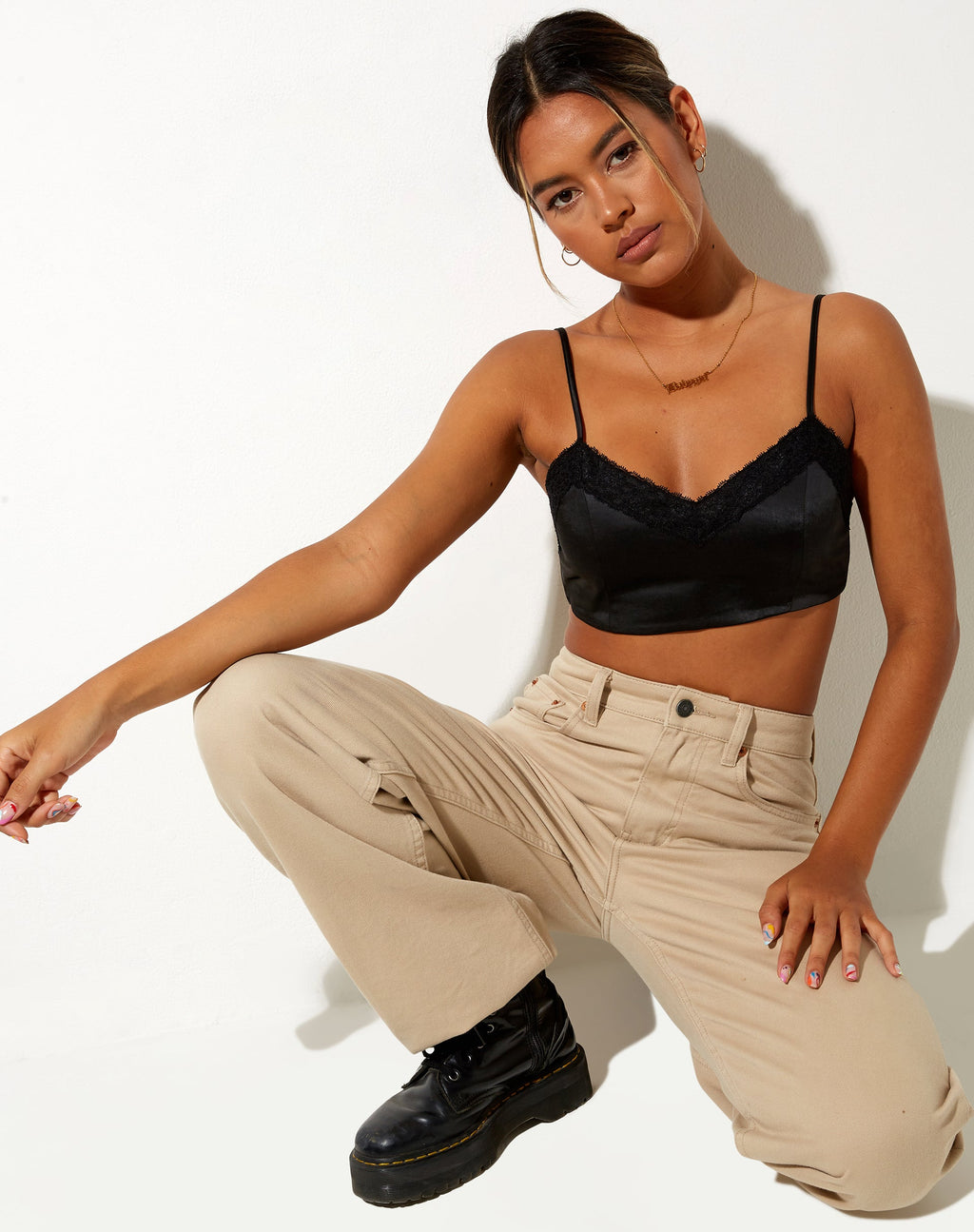 Dinie Crop Top aus schwarzem Satin