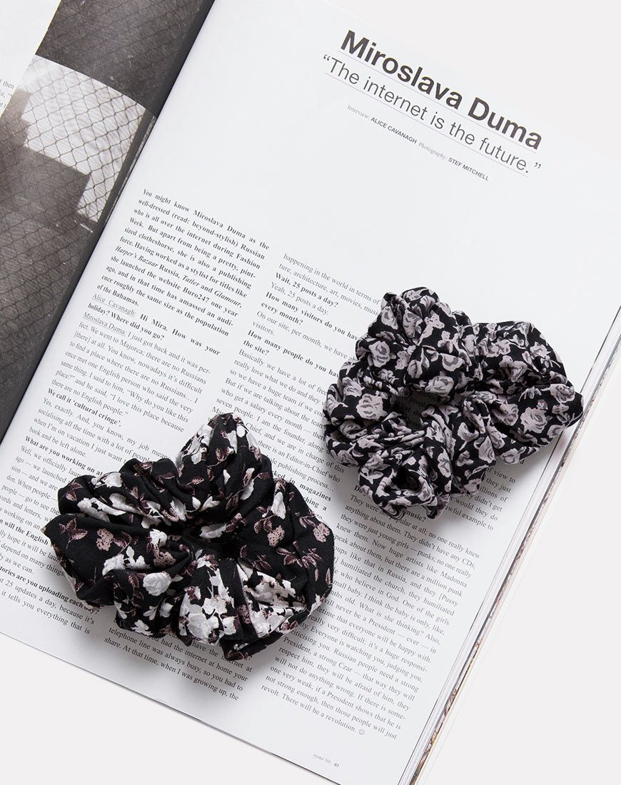 Bild von Scrunchie in Ditsy Rose Schwarz