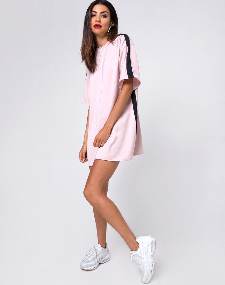 Image of Dore T-Shirt Kleid in Blush mit schwarzen Streifen