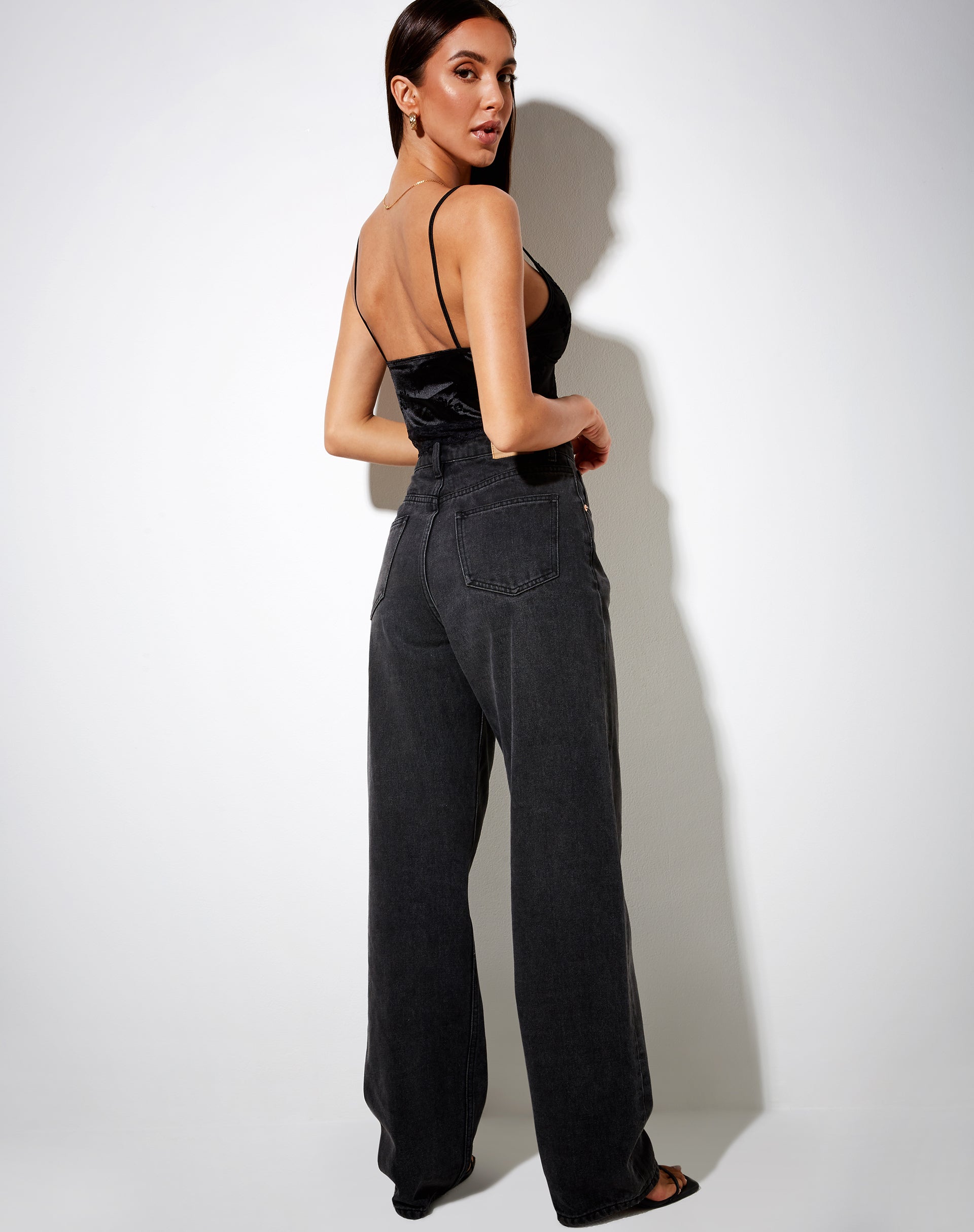 Bild von Dyrana Crop Top in Schwarz Rose Flock