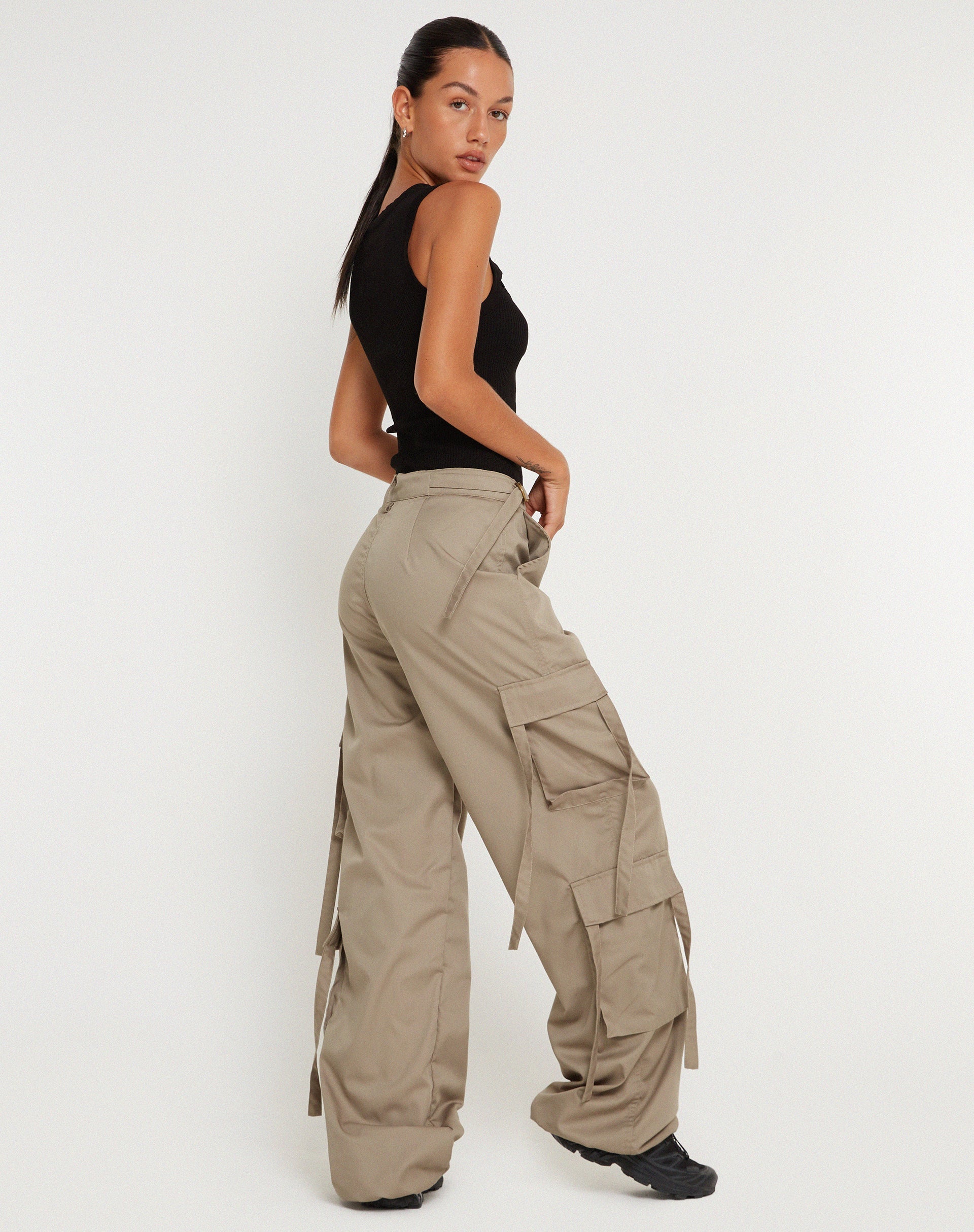 Abbildung der Edgar Wide Leg Cargo Trouser in Cotton Drill Taupe
