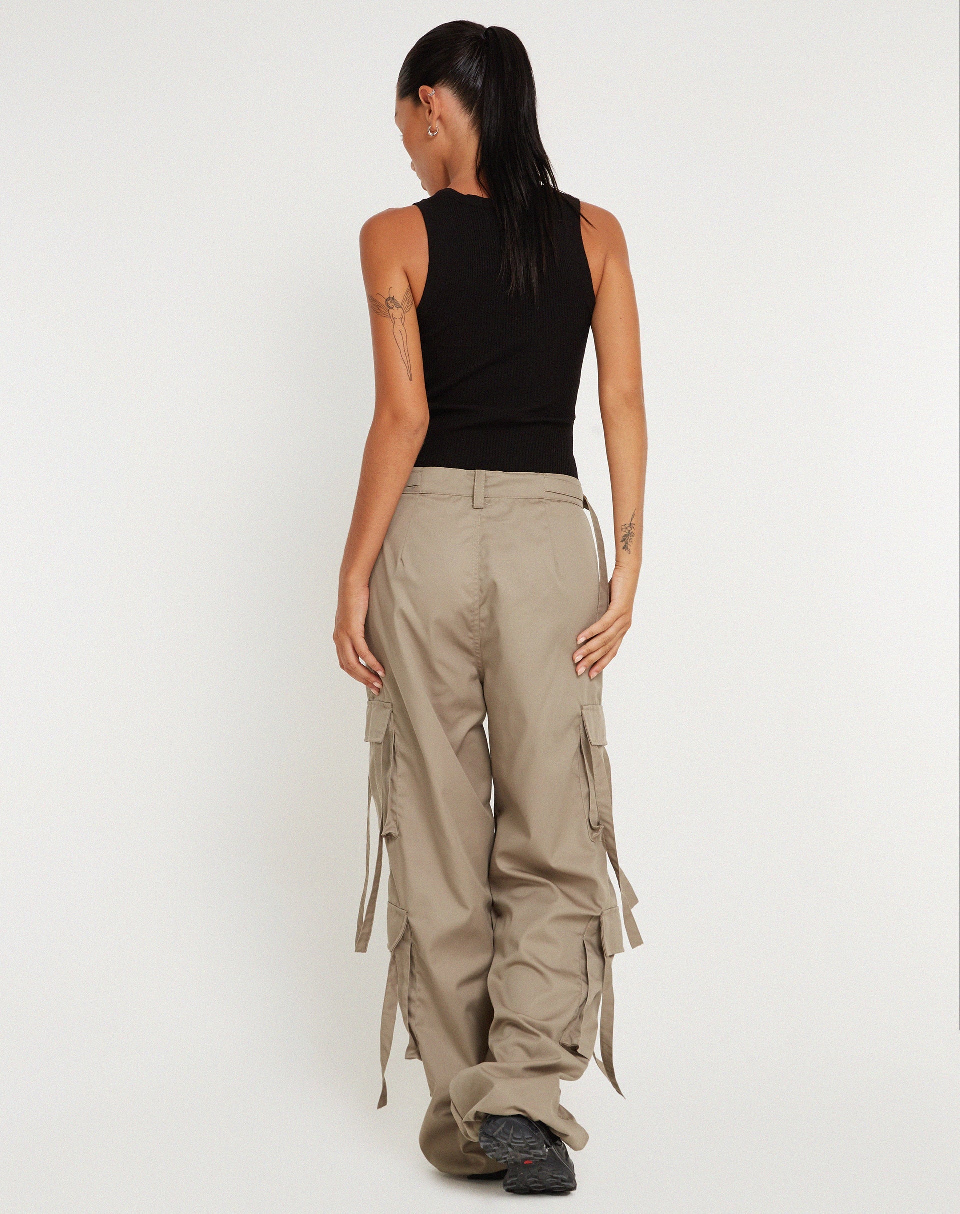Abbildung der Edgar Wide Leg Cargo Trouser in Cotton Drill Taupe