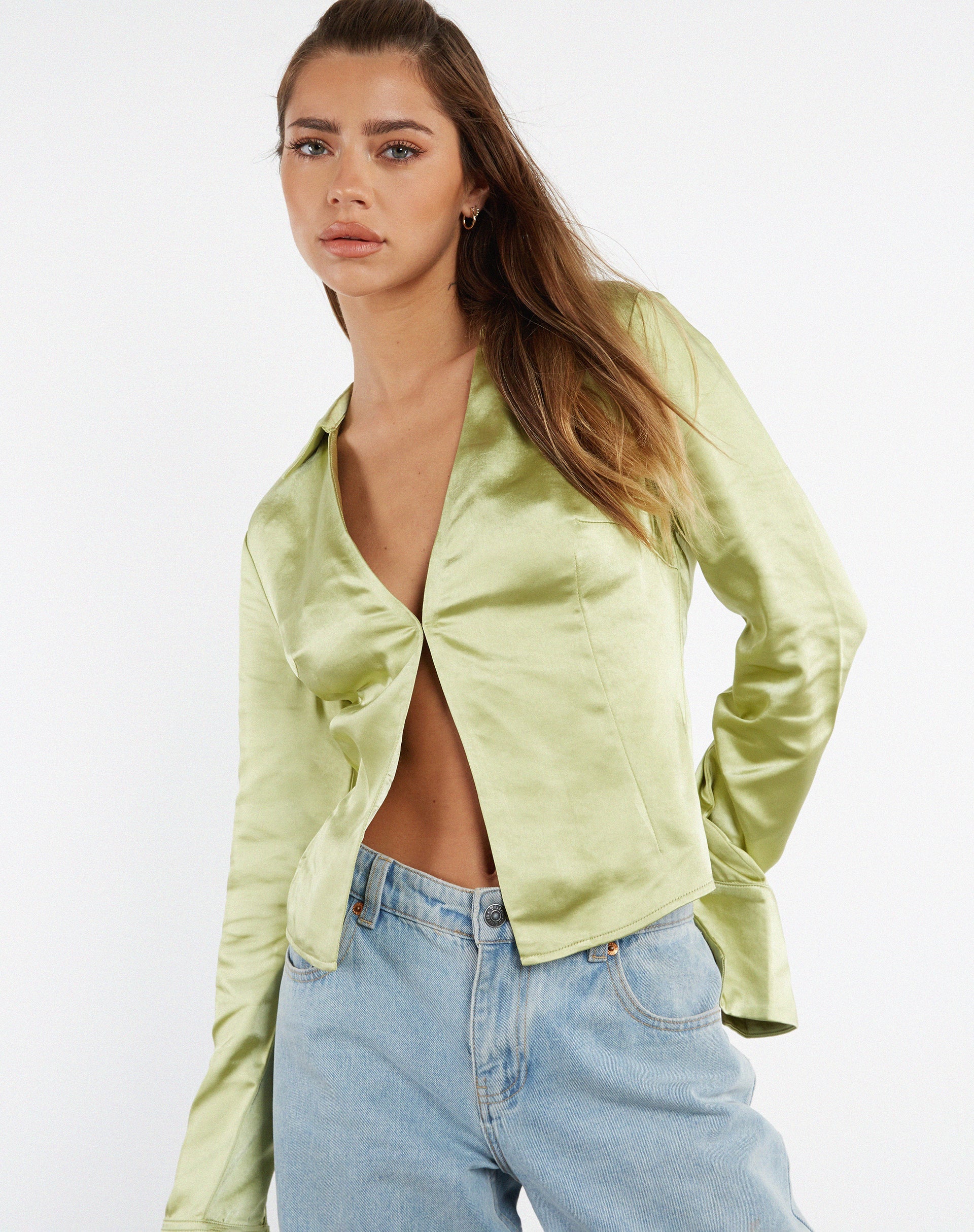 Bild von MOTEL X JACQUIE Edzia Shirt in Satin Nile Green