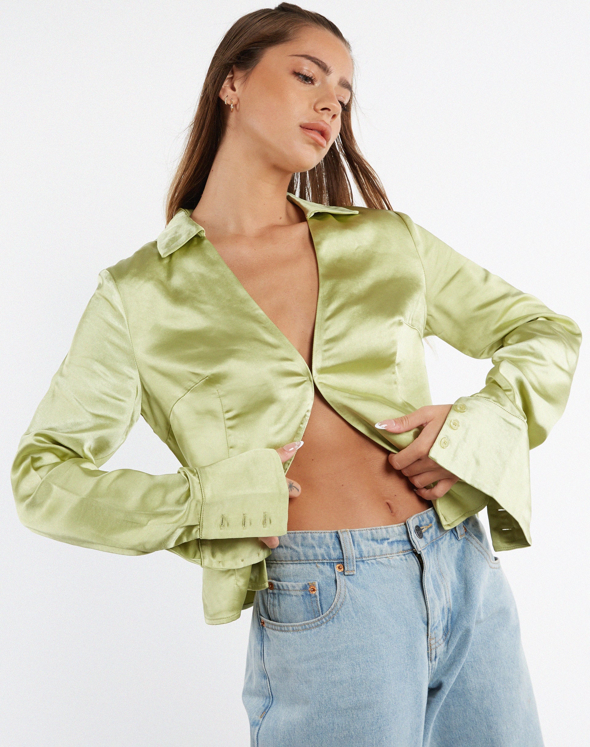 Bild von MOTEL X JACQUIE Edzia Shirt in Satin Nile Green