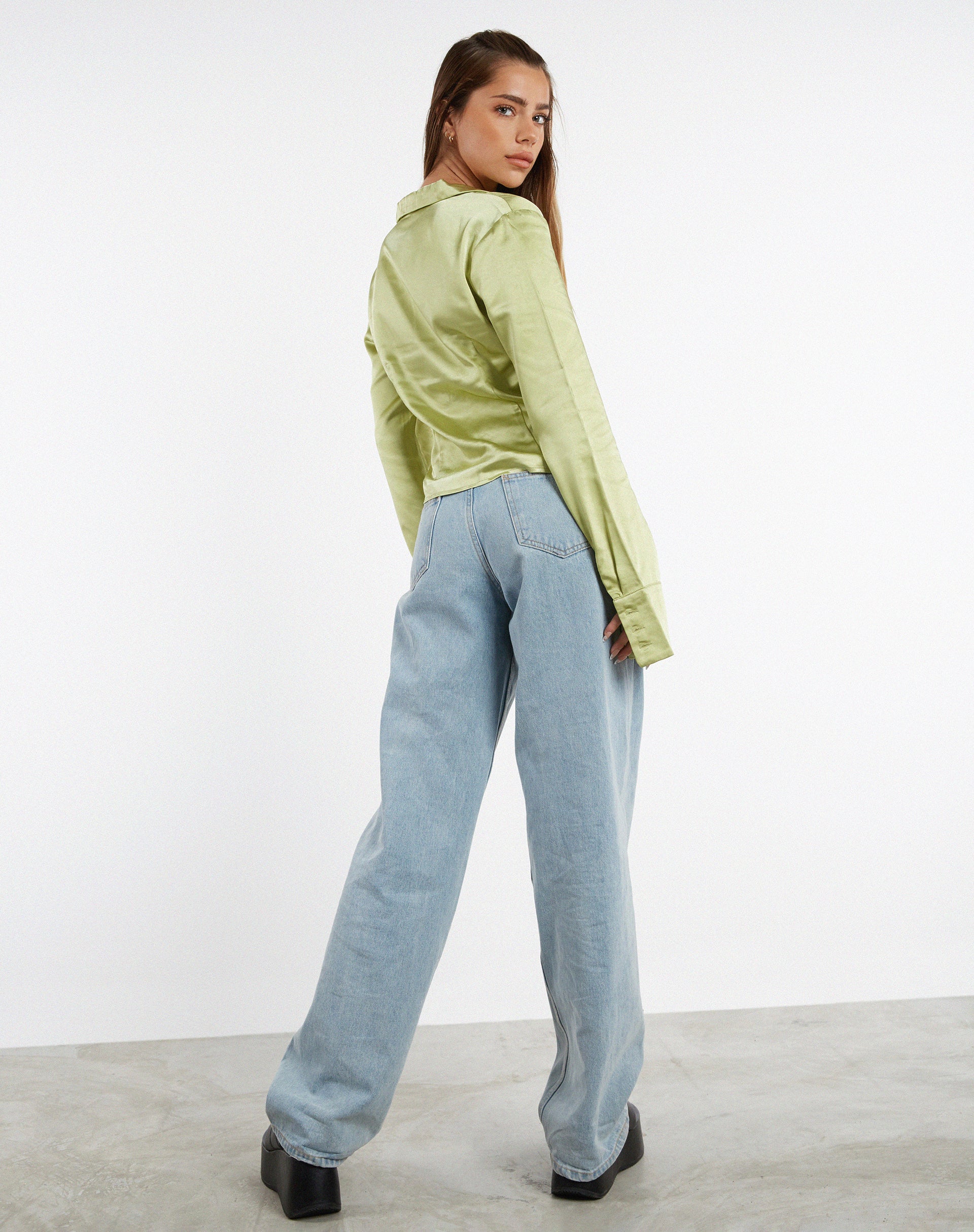 Bild von MOTEL X JACQUIE Edzia Shirt in Satin Nile Green