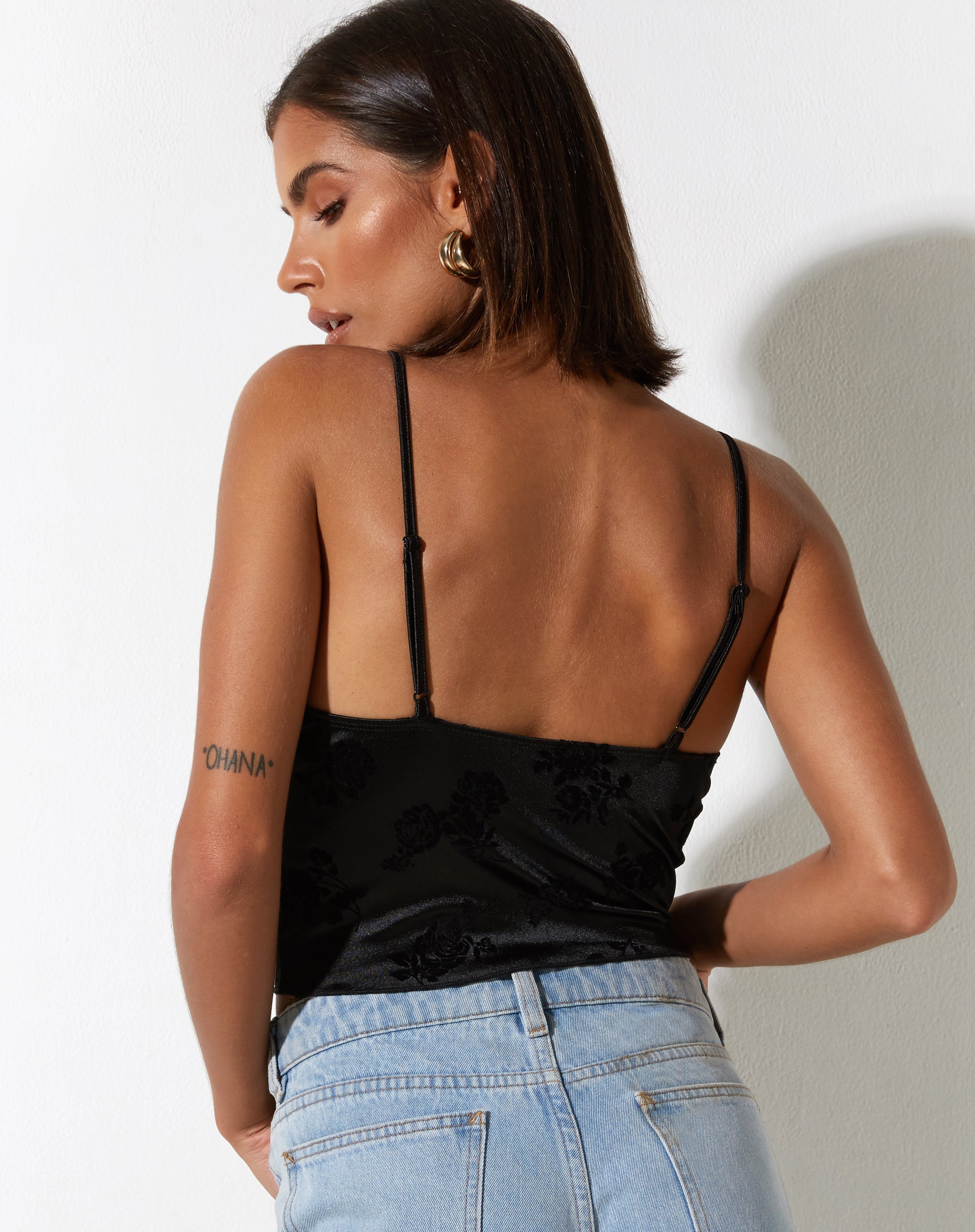 Abbildung von Ekana Crop Top in Black Rose Flock