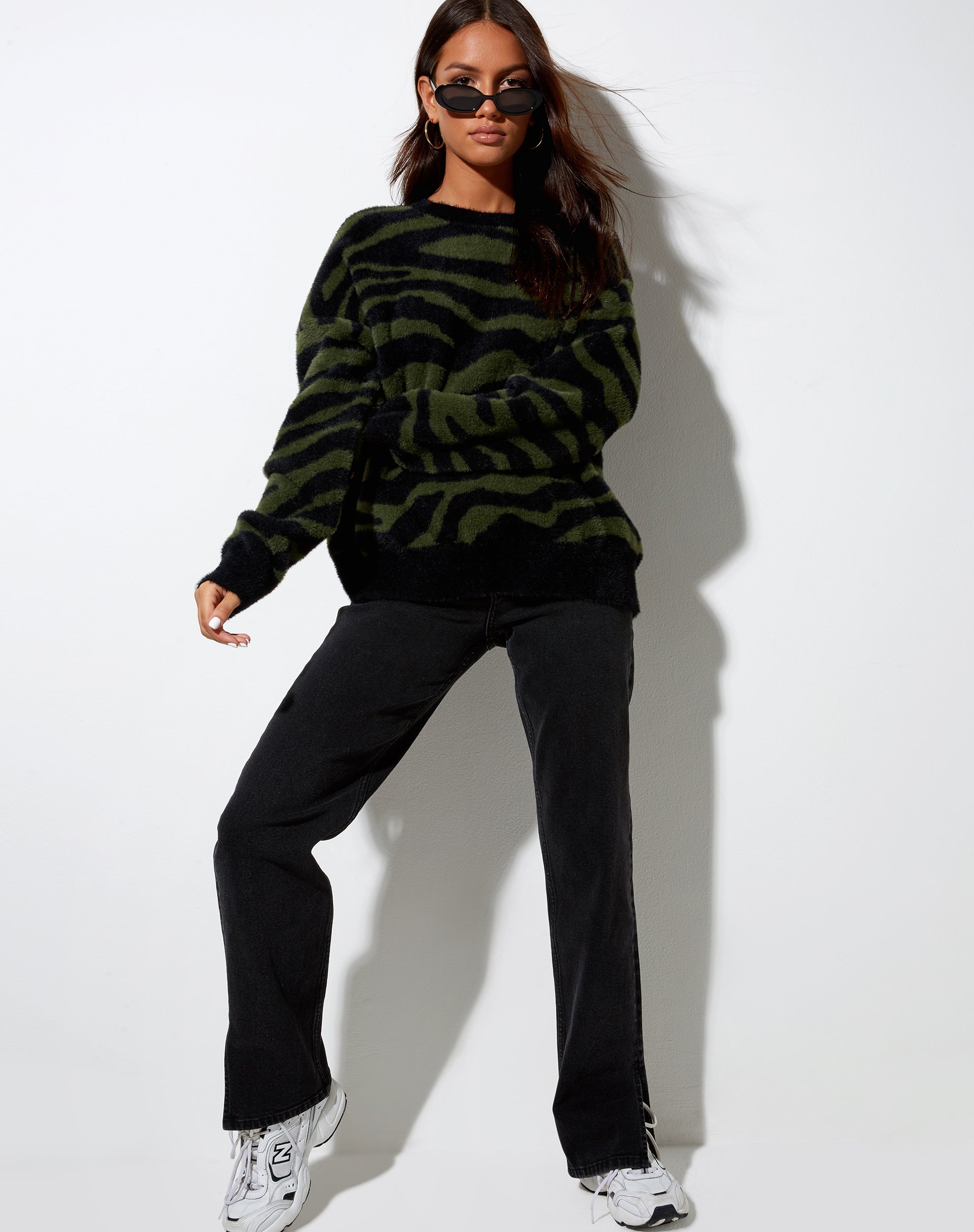 Image of Eleni Pullover aus Zebrastrick in Oliv und Schwarz