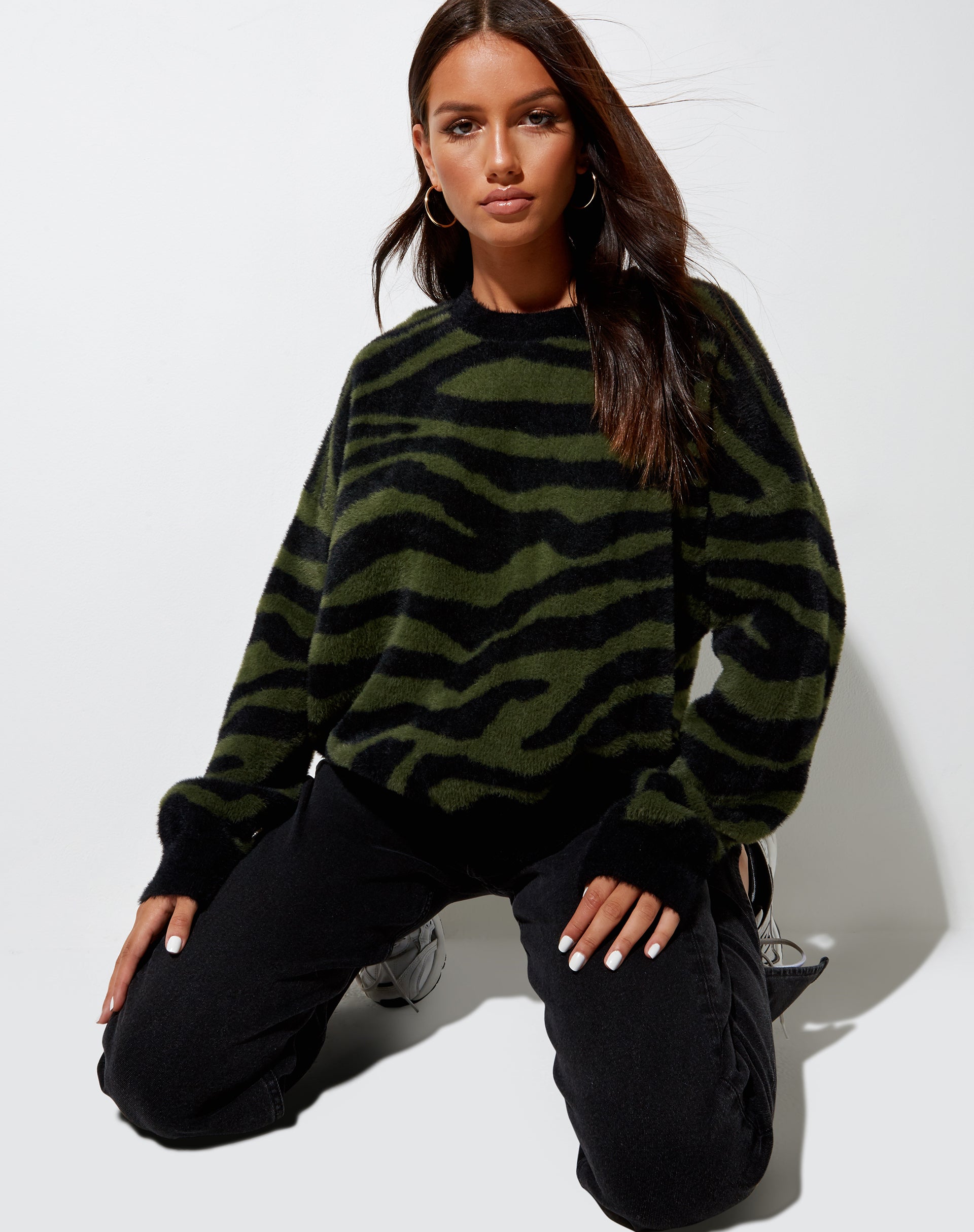 Image of Eleni Pullover aus Zebrastrick in Oliv und Schwarz