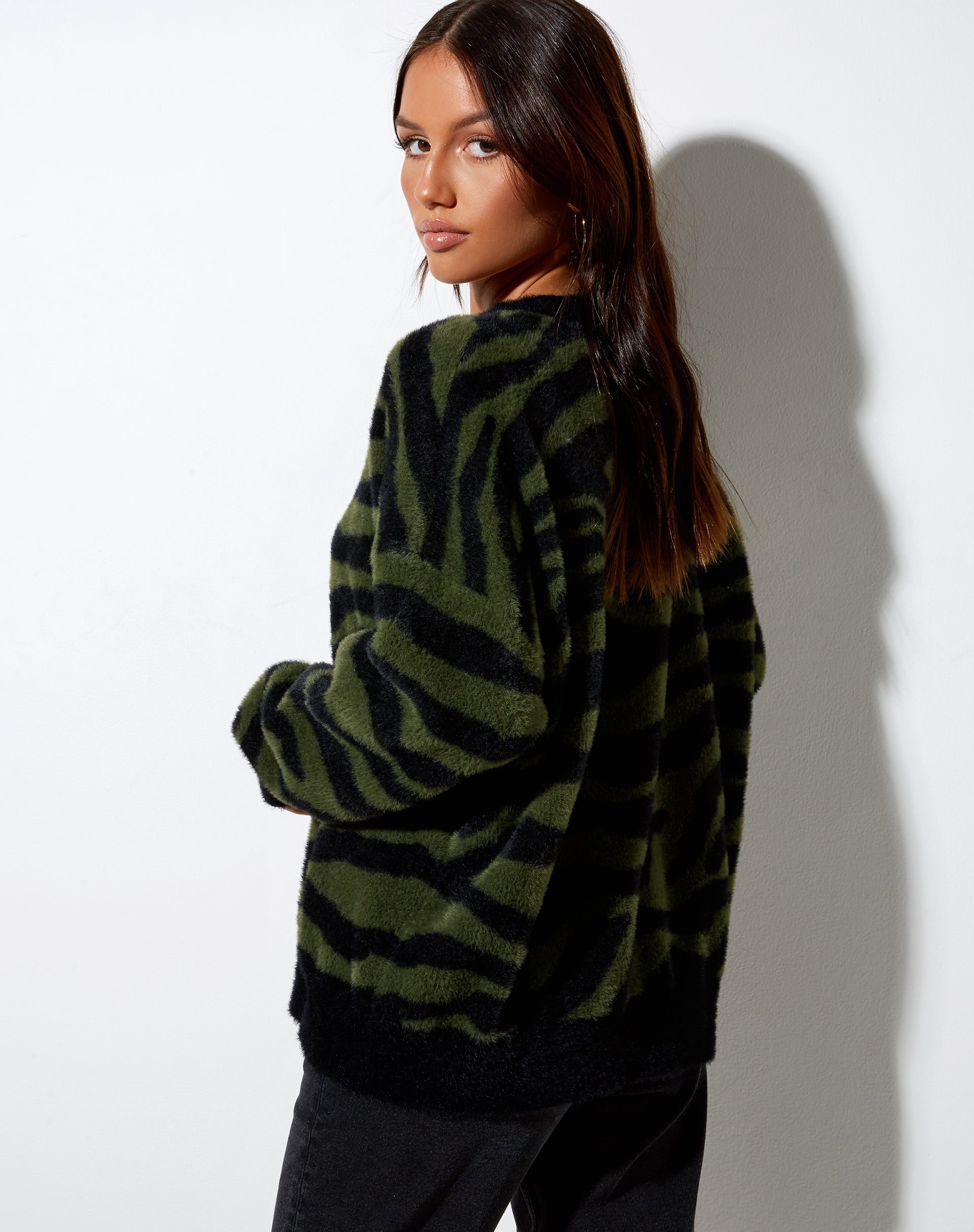 Image of Eleni Pullover aus Zebrastrick in Oliv und Schwarz