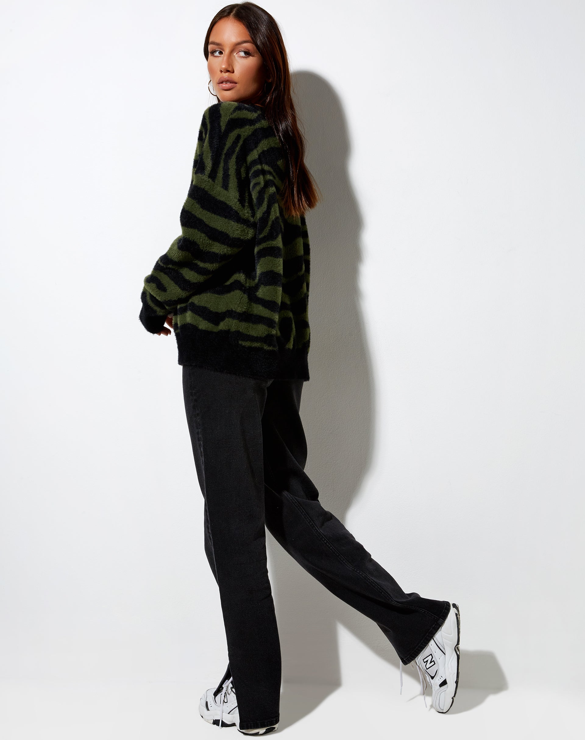 Image of Eleni Pullover aus Zebrastrick in Oliv und Schwarz