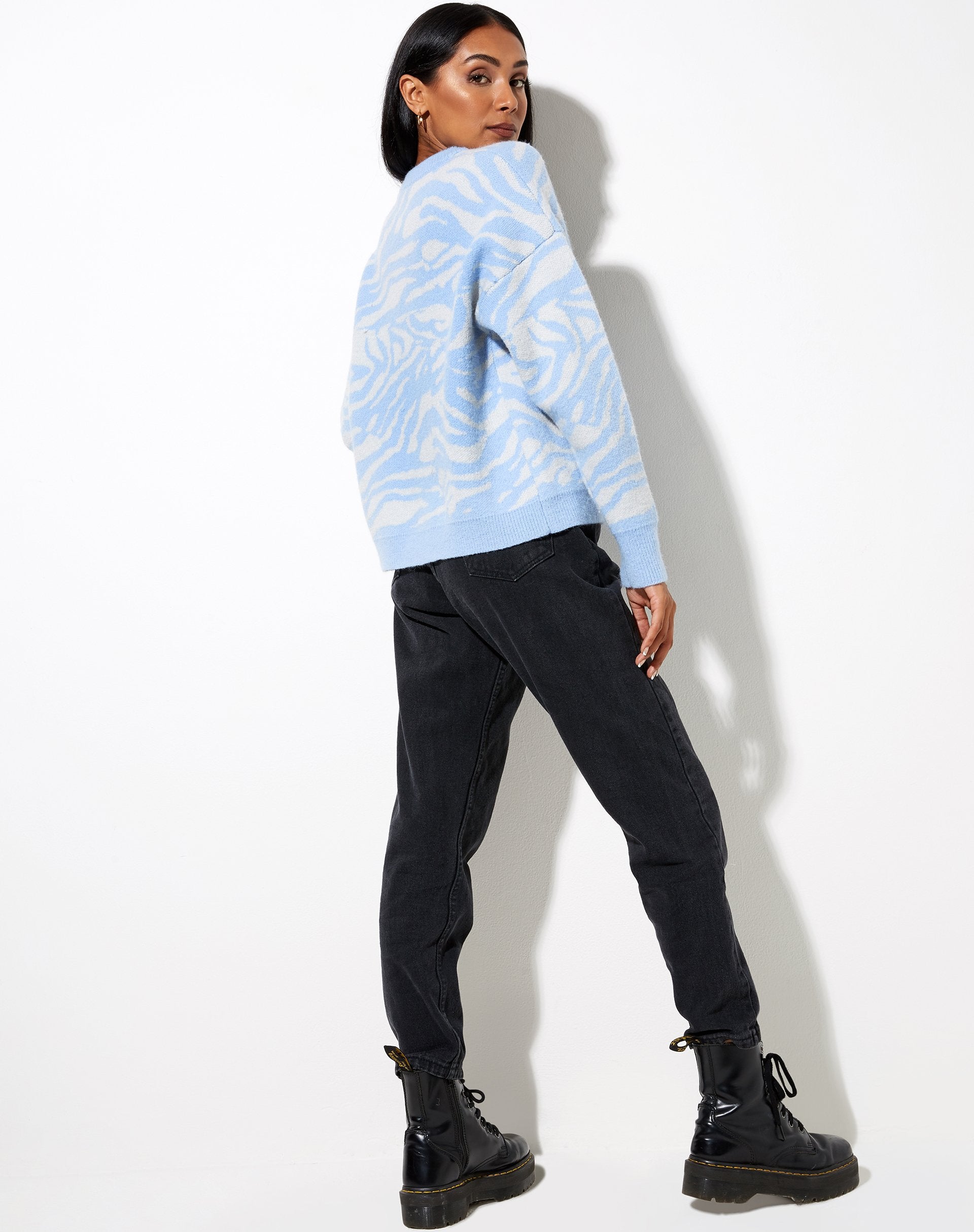 Image of Eleni Pullover in Zebra Blau Grau