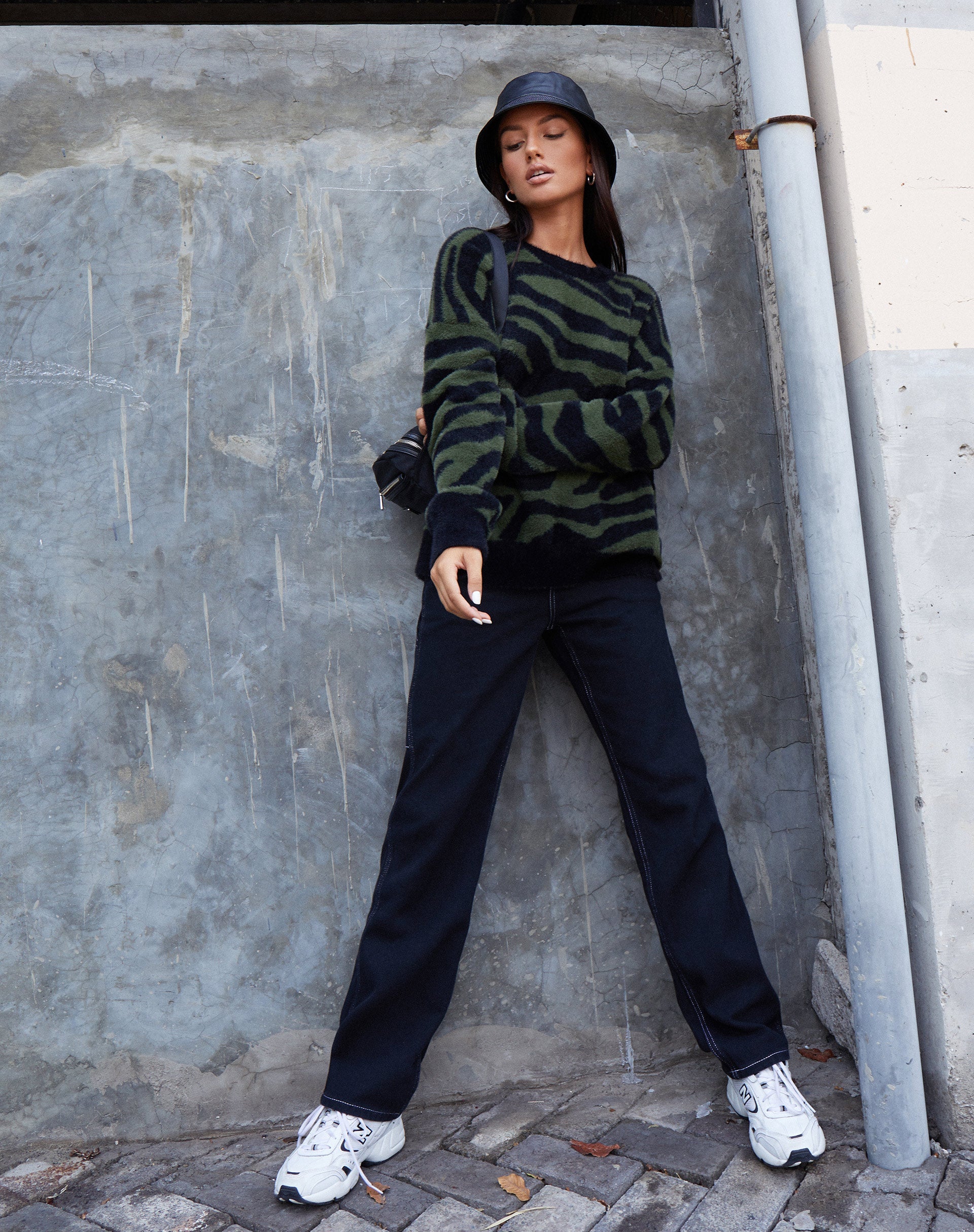Image of Eleni Pullover aus Zebrastrick in Oliv und Schwarz