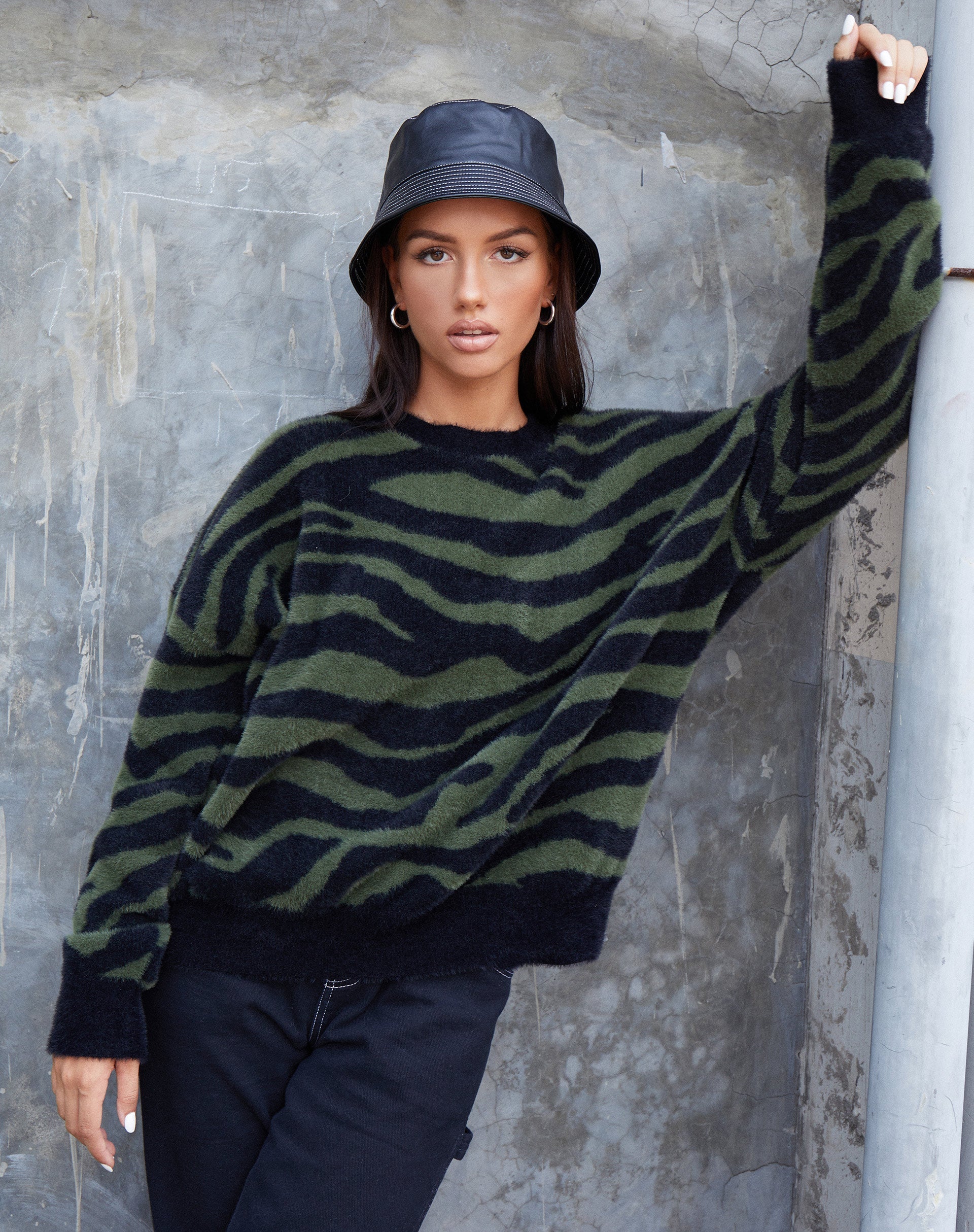 Image of Eleni Pullover aus Zebrastrick in Oliv und Schwarz