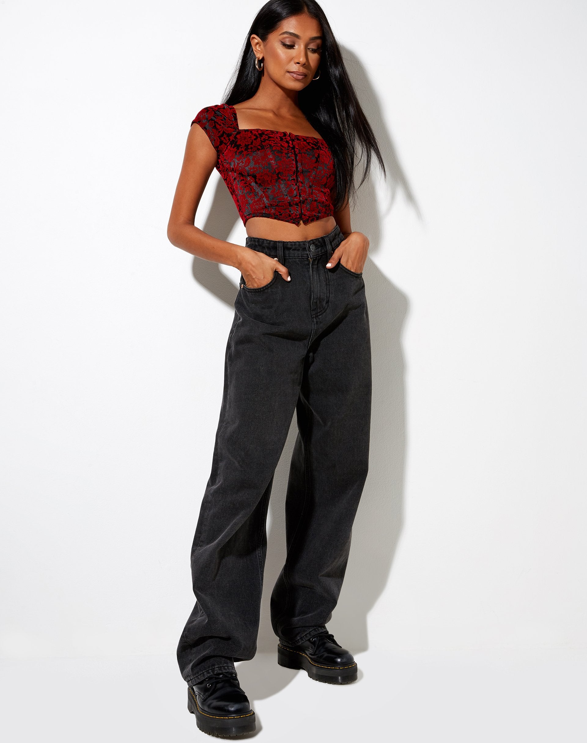 Image of Elis Crop Top aus Brokatblume Schwarz und Rot