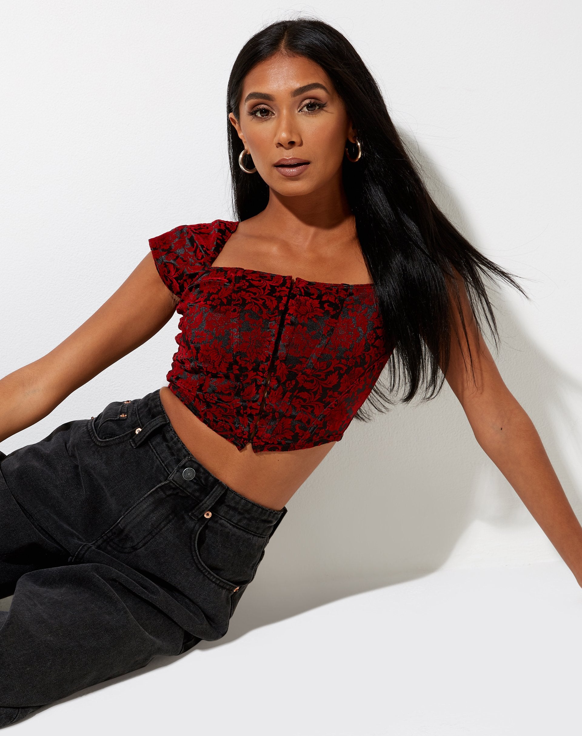 Image of Elis Crop Top aus Brokatblume Schwarz und Rot
