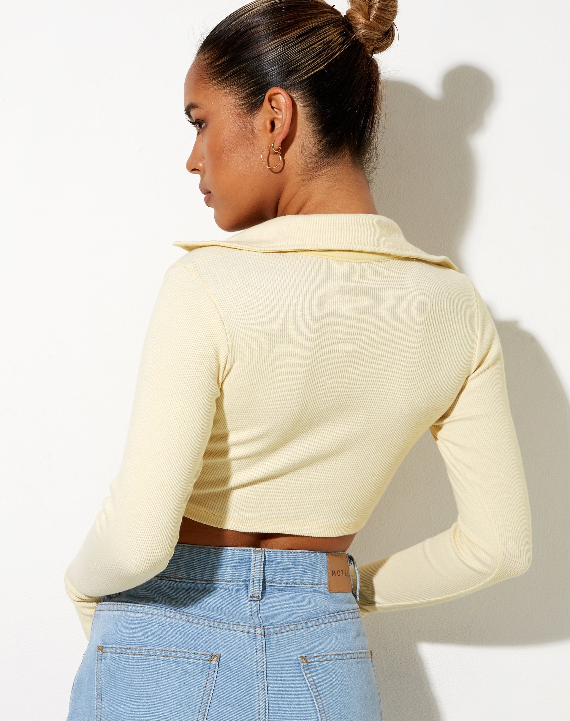 Bild von Elody Crop Top in Buttercream Vacay Embro