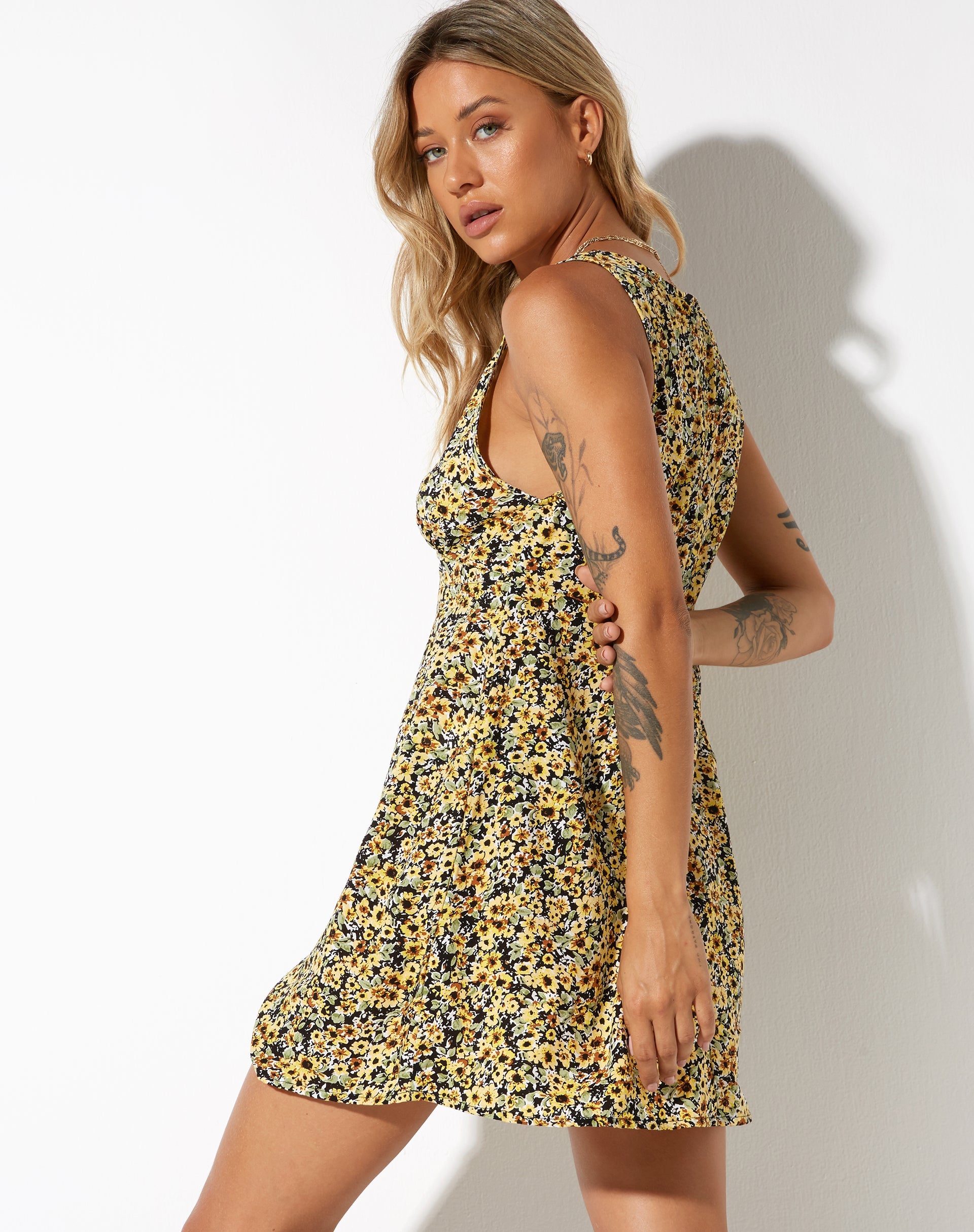 Bild von Enslee Slip Dress in Spring Ditsy Yellow
