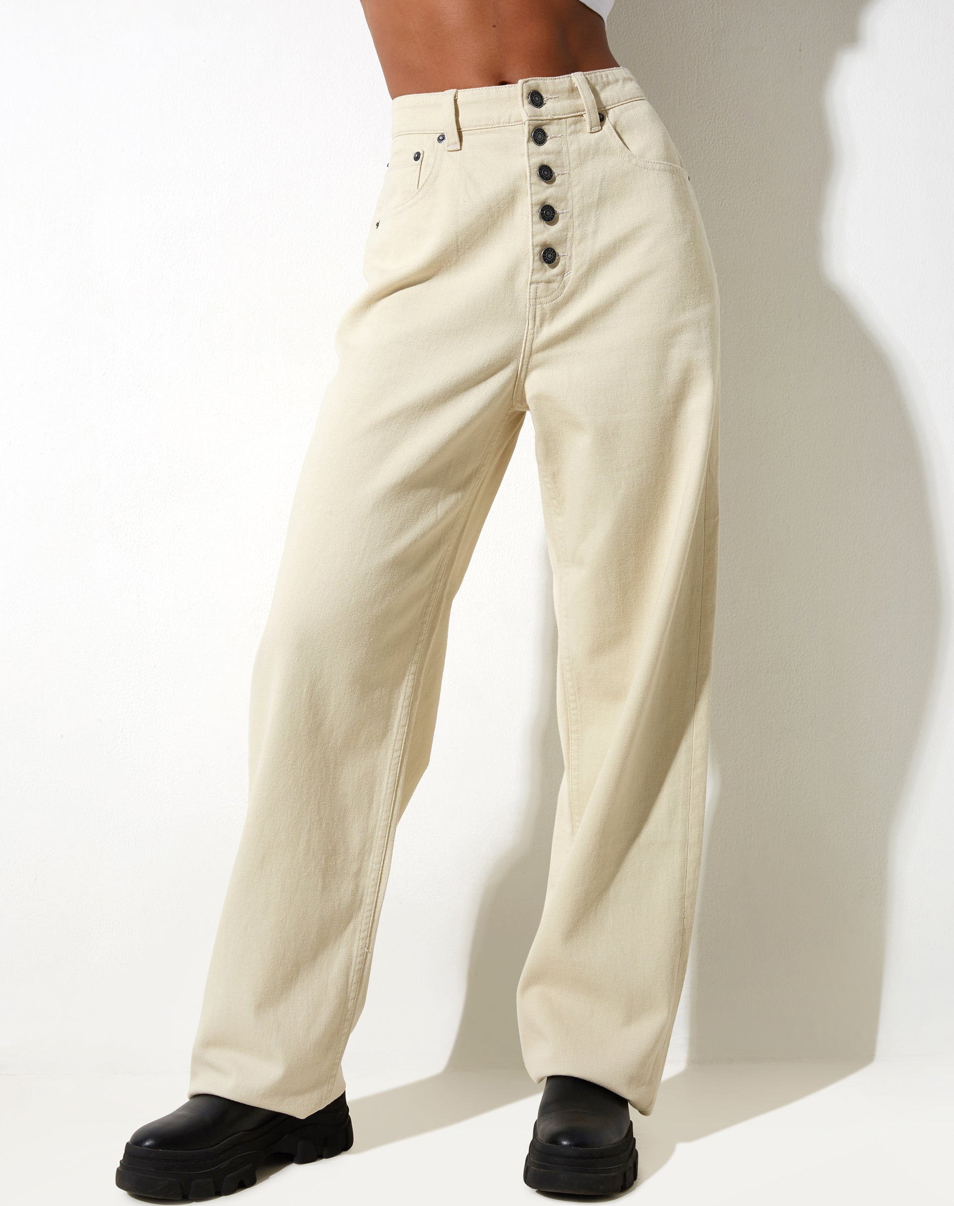 Bild der Parallel Jeans mit freiliegenden Knöpfen in Warm Cream