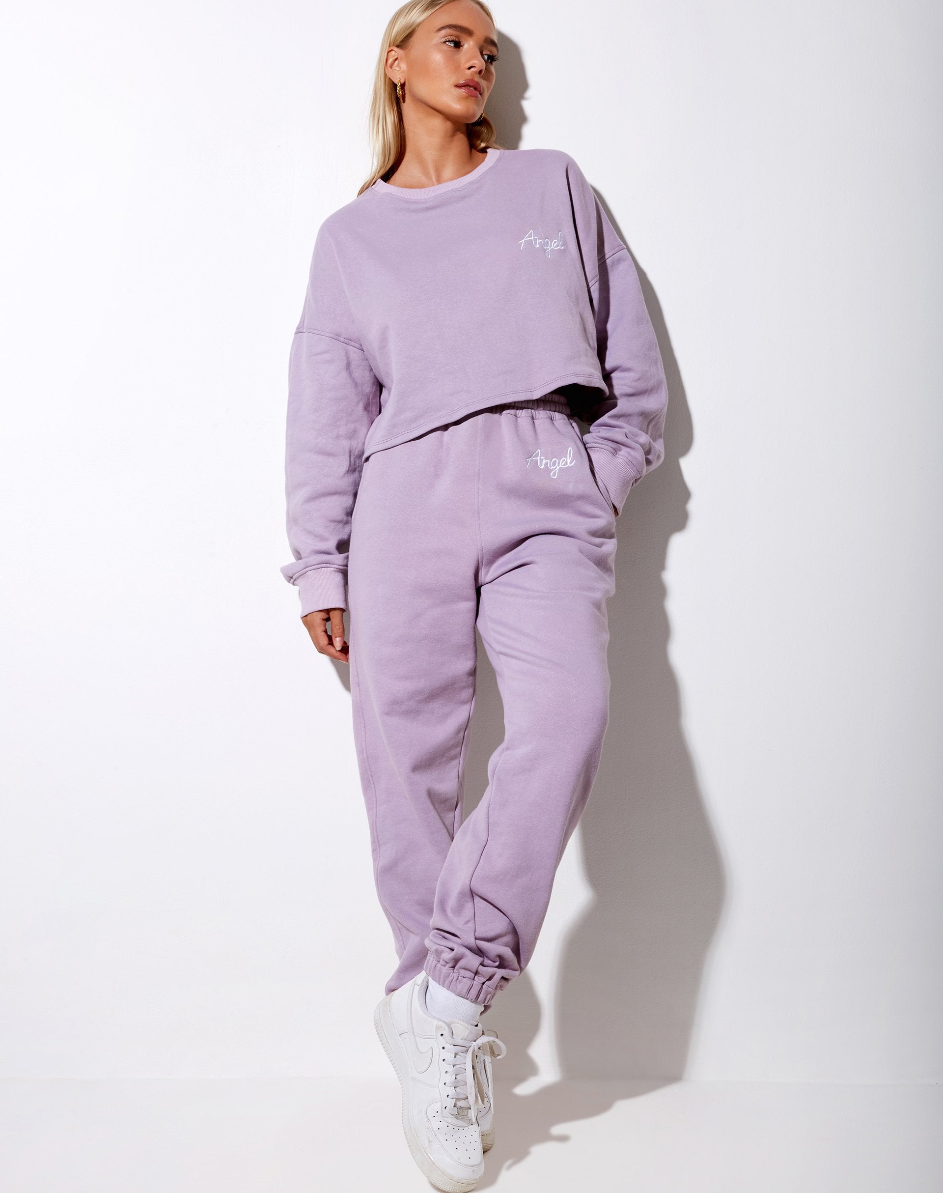 Bild von Basta Jogger in Violett mit Engelsstickerei Weiß