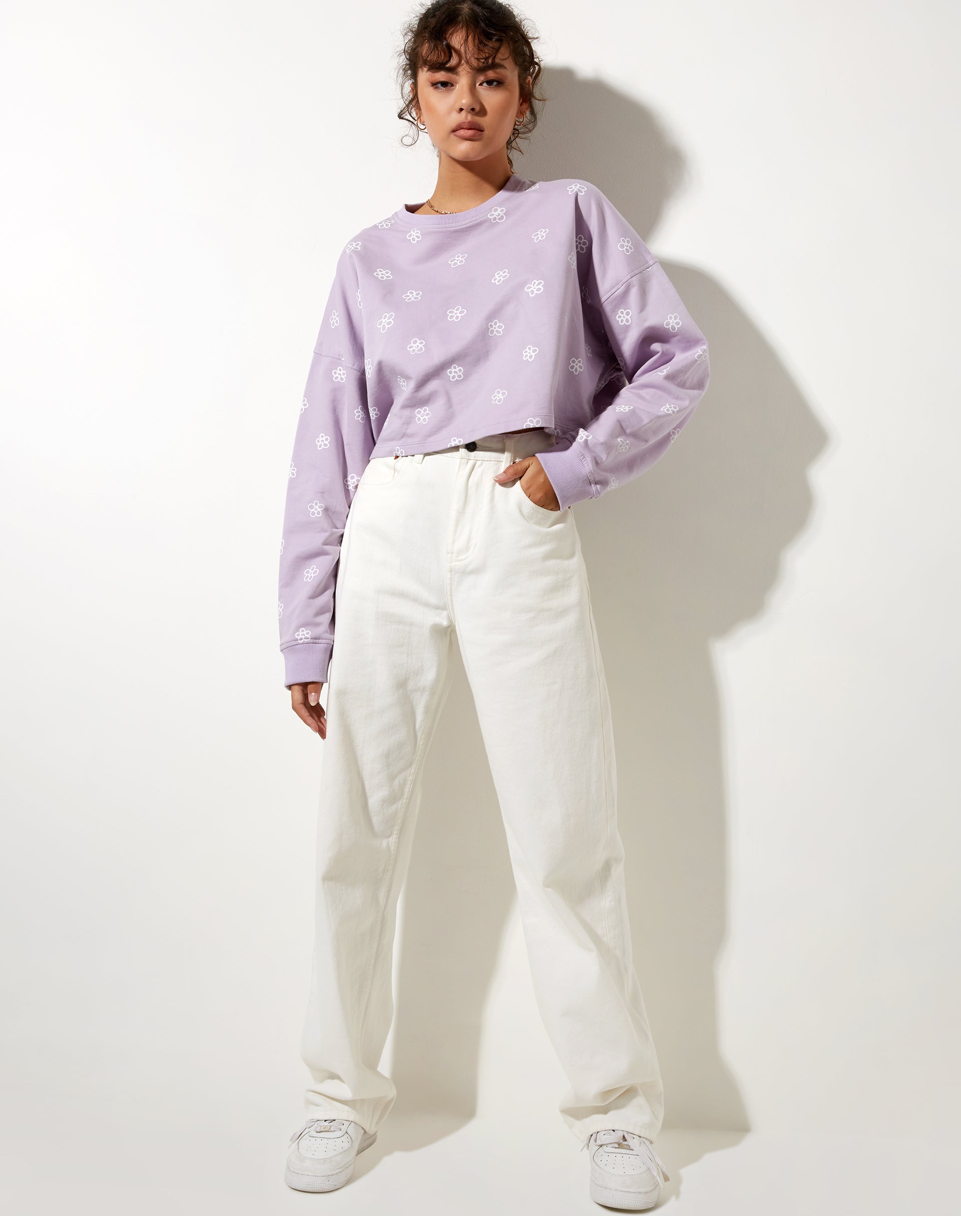 Bild von Fawly Crop Top in kleiner Graffiti-Blume Flieder