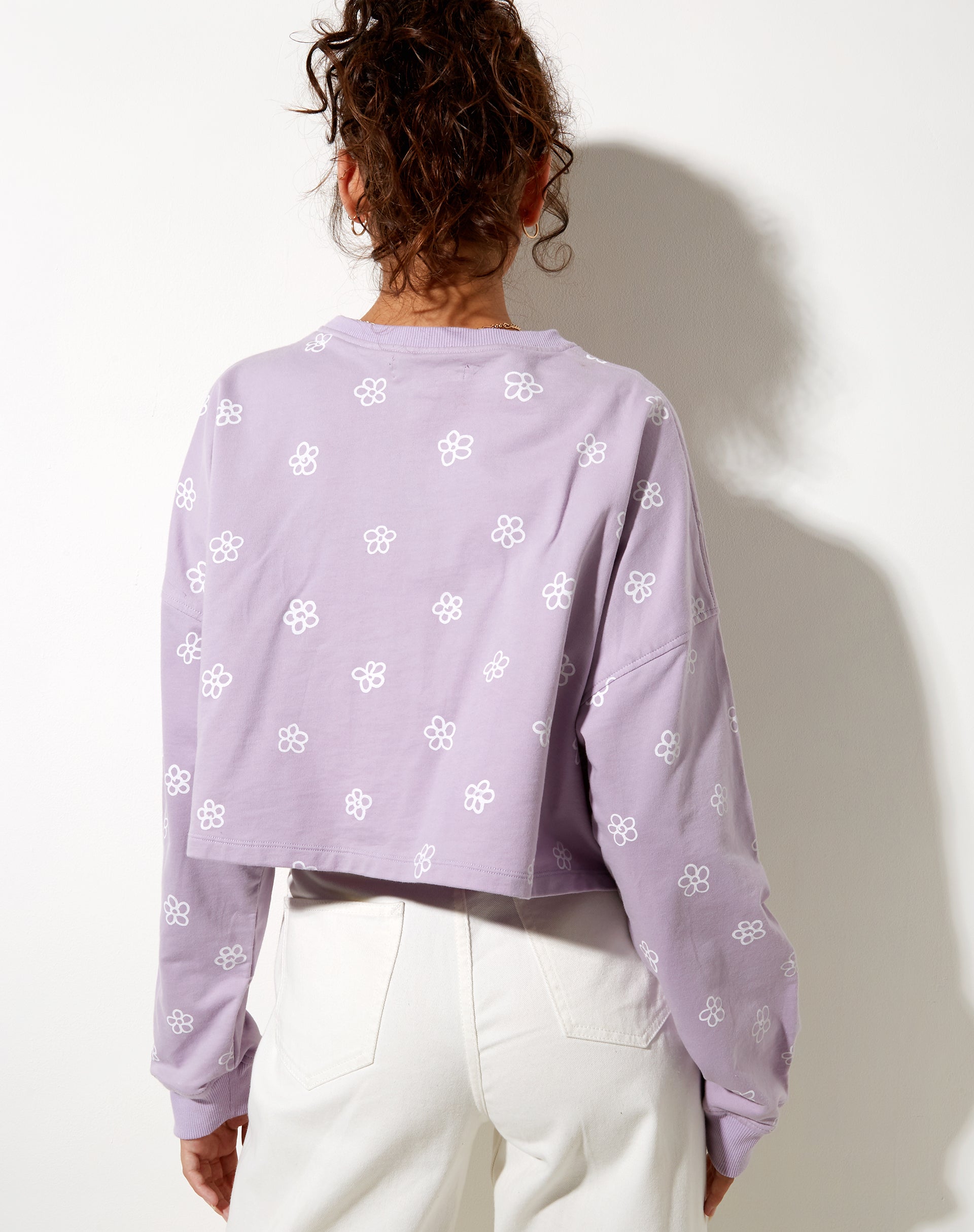 Bild von Fawly Crop Top in kleiner Graffiti-Blume Flieder