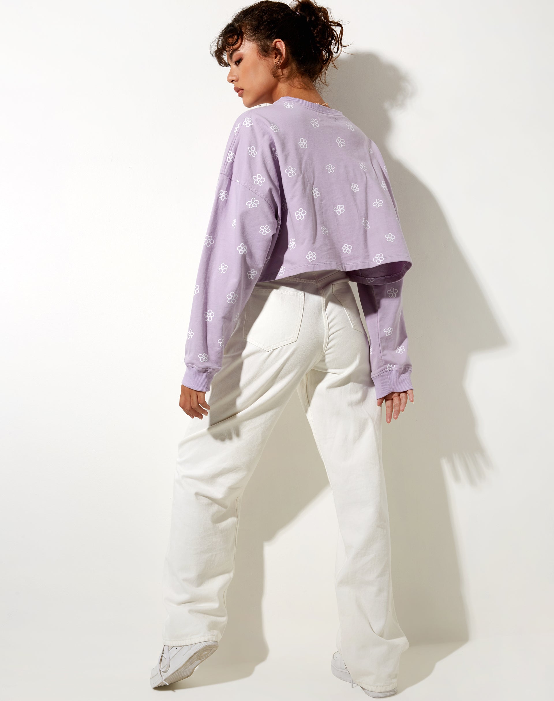 Bild von Fawly Crop Top in kleiner Graffiti-Blume Flieder