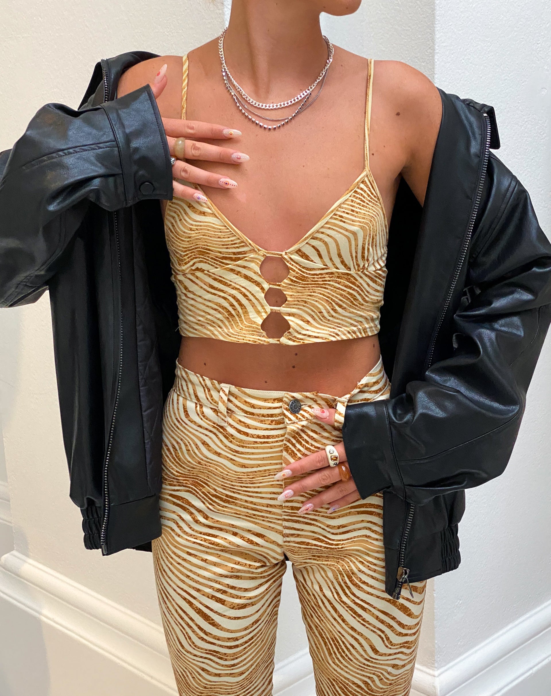 Bild von MOTEL X OLIVIA NEILL Concesa Cami Top in Desert Terrain Tan