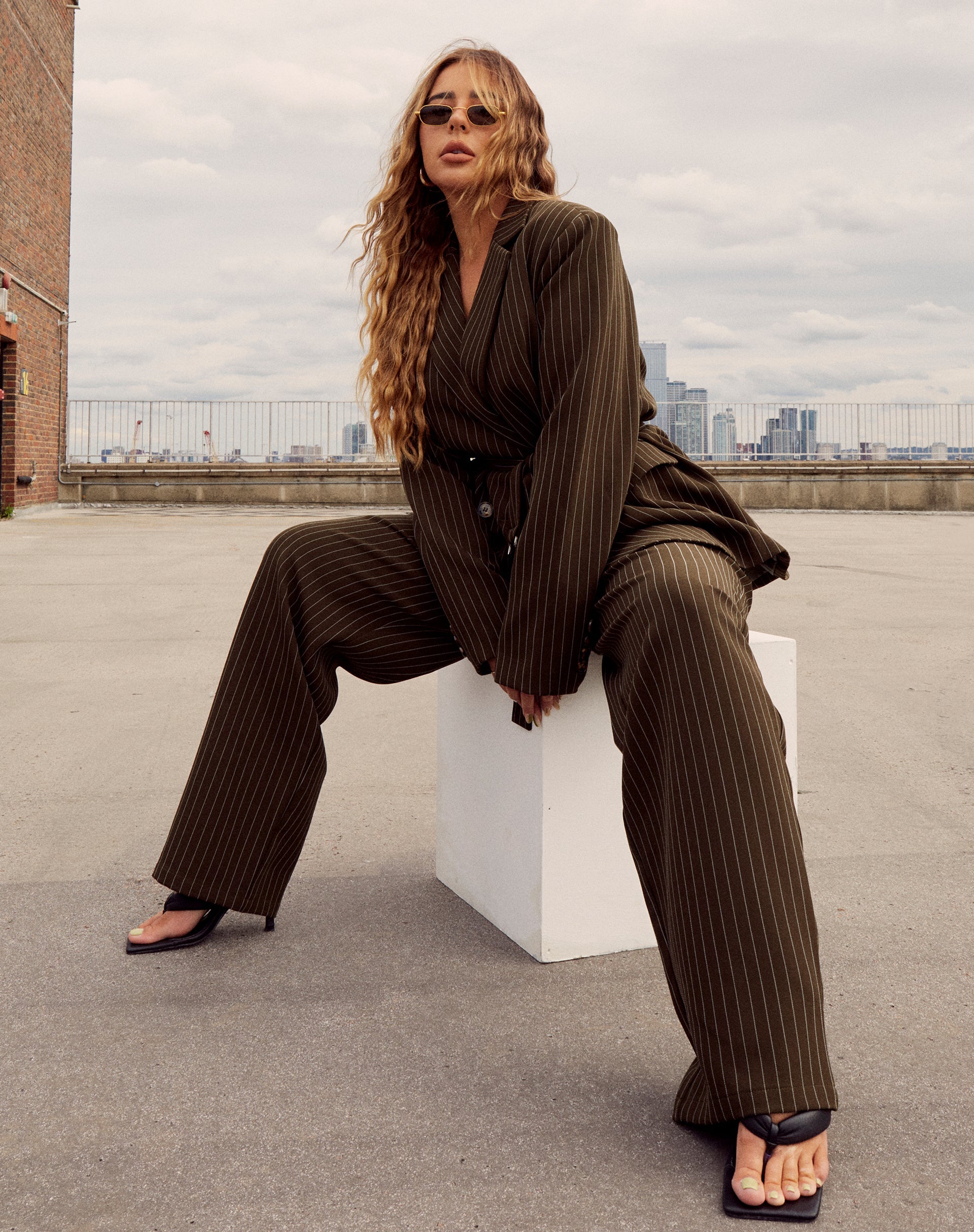 Bild der Sakila-Hose in Khaki mit Nadelstreifen