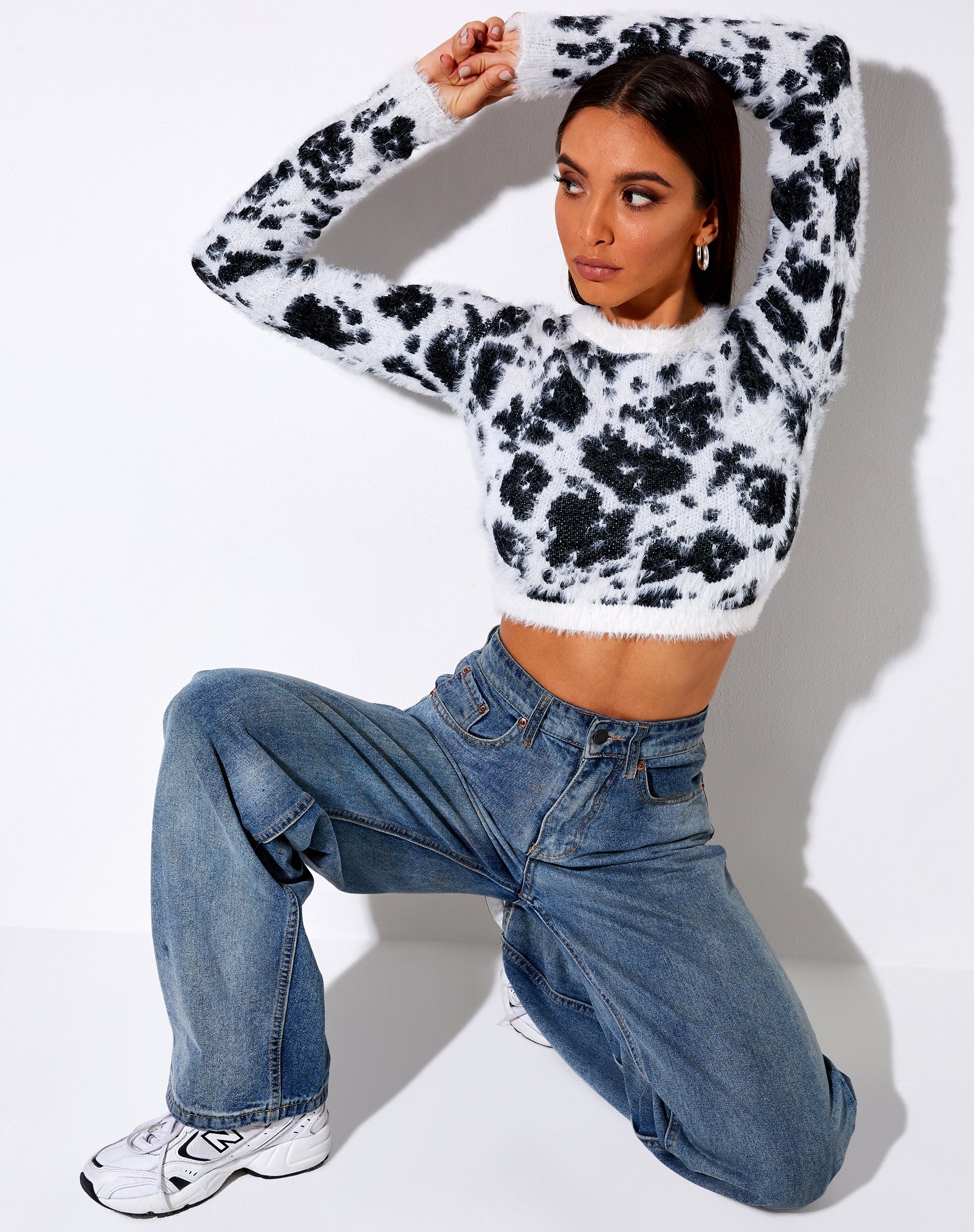 Image of Gail Pullover aus flauschigem Strick Kuhfell Schwarz und Weiß