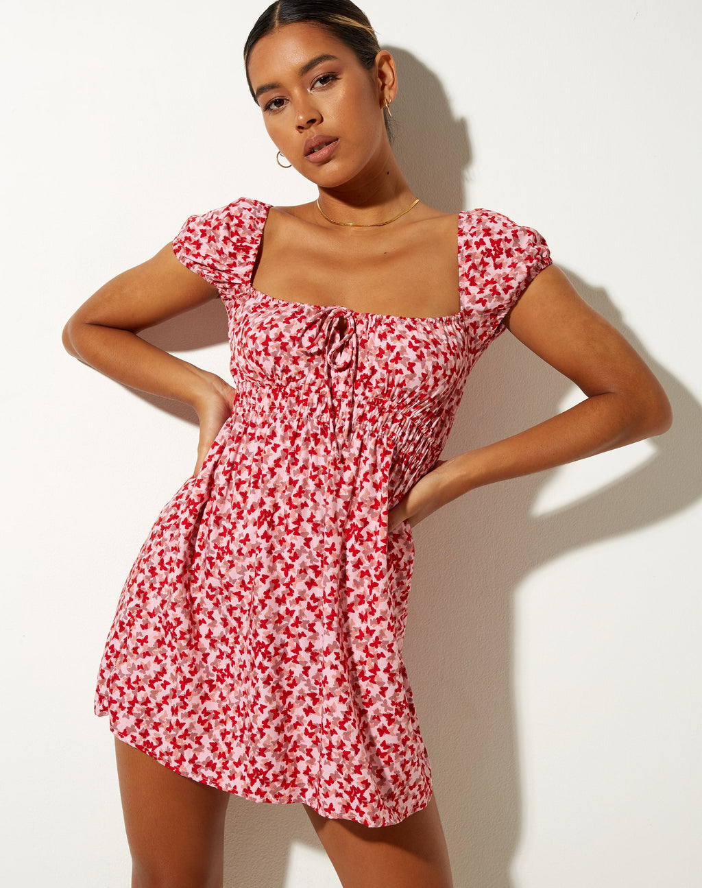 Galova Minikleid in Ditsy Butterfly Pfirsich und Rot