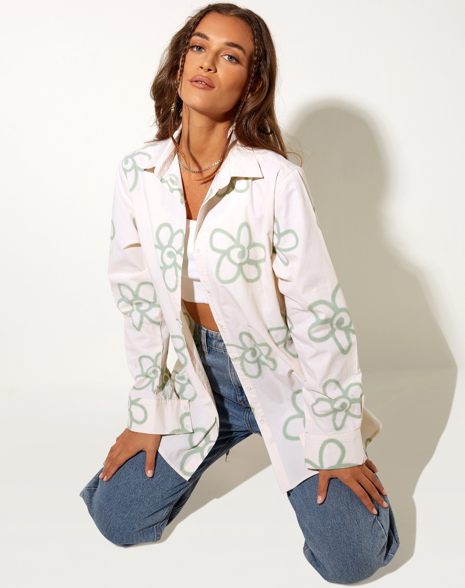 Bild von Gana Shirt in Weiß Graffiti Blume